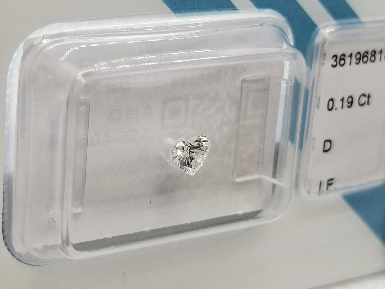 Pair 0.38 CT Total (0.19 CT x2) Heart Brilliant Natural Diamonds - D Color - IF Clarity - IGI Certif - 5