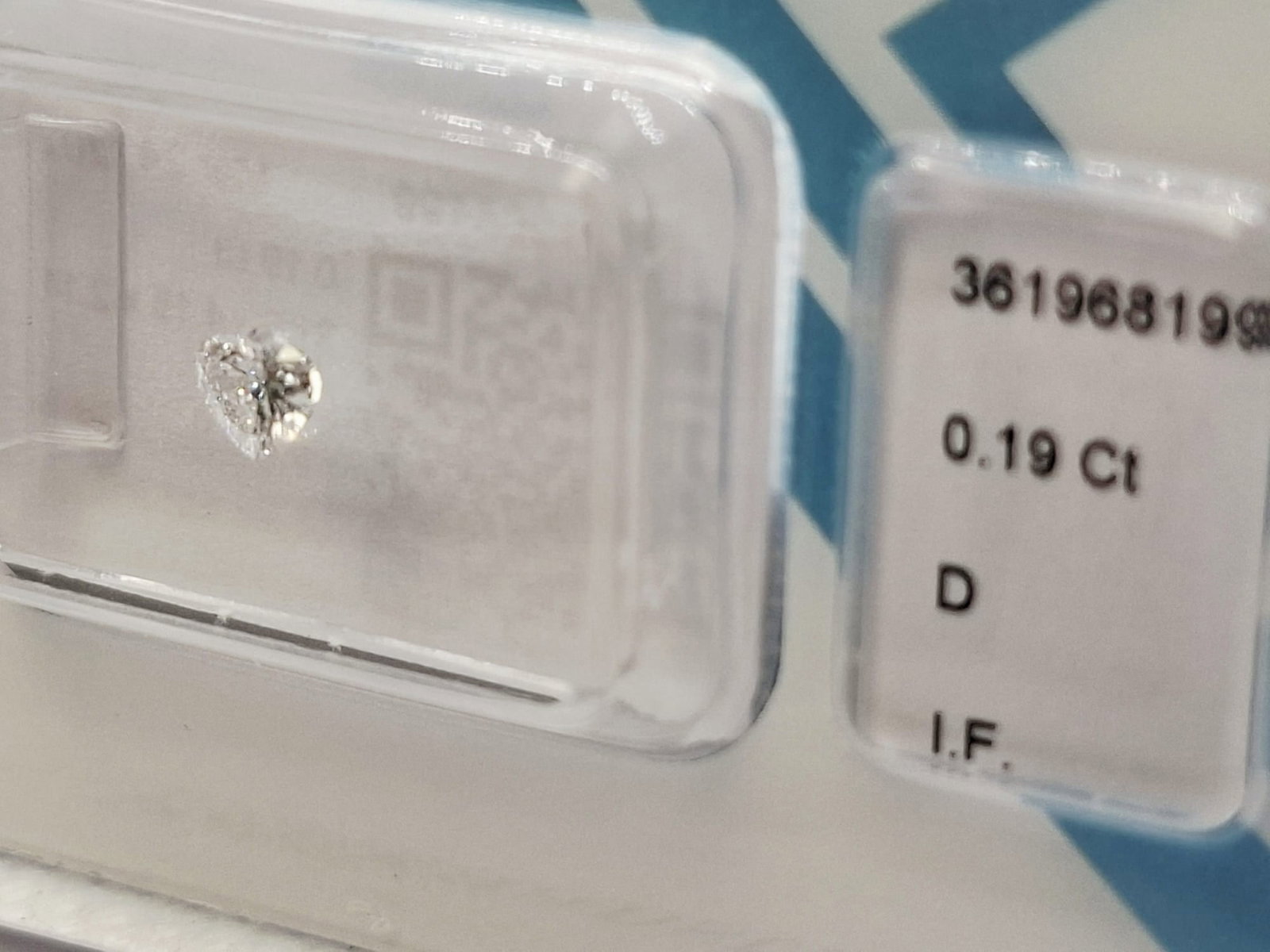 Pair 0.38 CT Total (0.19 CT x2) Heart Brilliant Natural Diamonds - D Color - IF Clarity - IGI Certif - 6