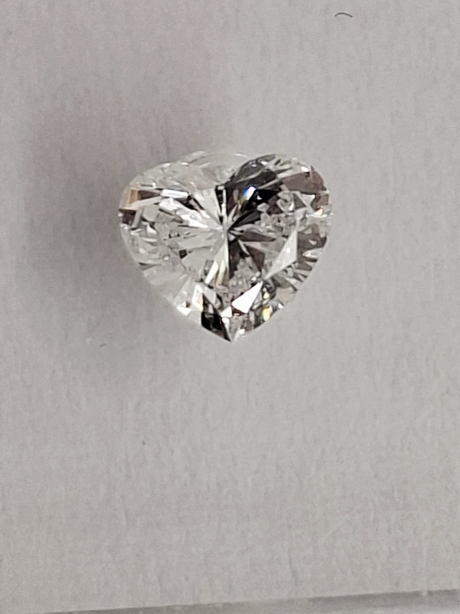 Pair 0.38 CT Total (0.19 CT x2) Heart Brilliant Natural Diamonds - D Color - IF Clarity - IGI Certif - 7
