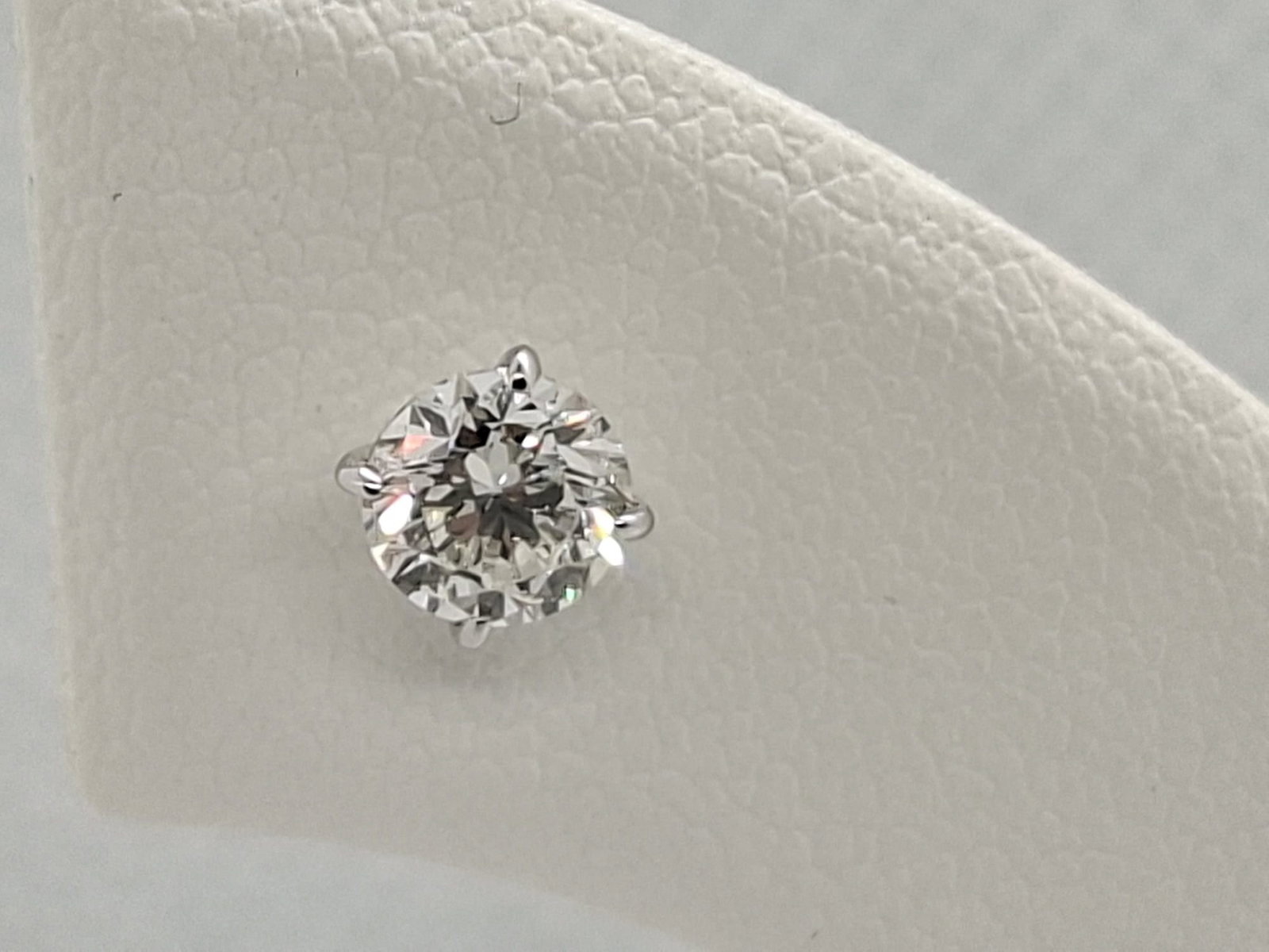 0.82 CTW D-E/VS Natural Diamond Stud Earrings 14K Gold IGI - 3