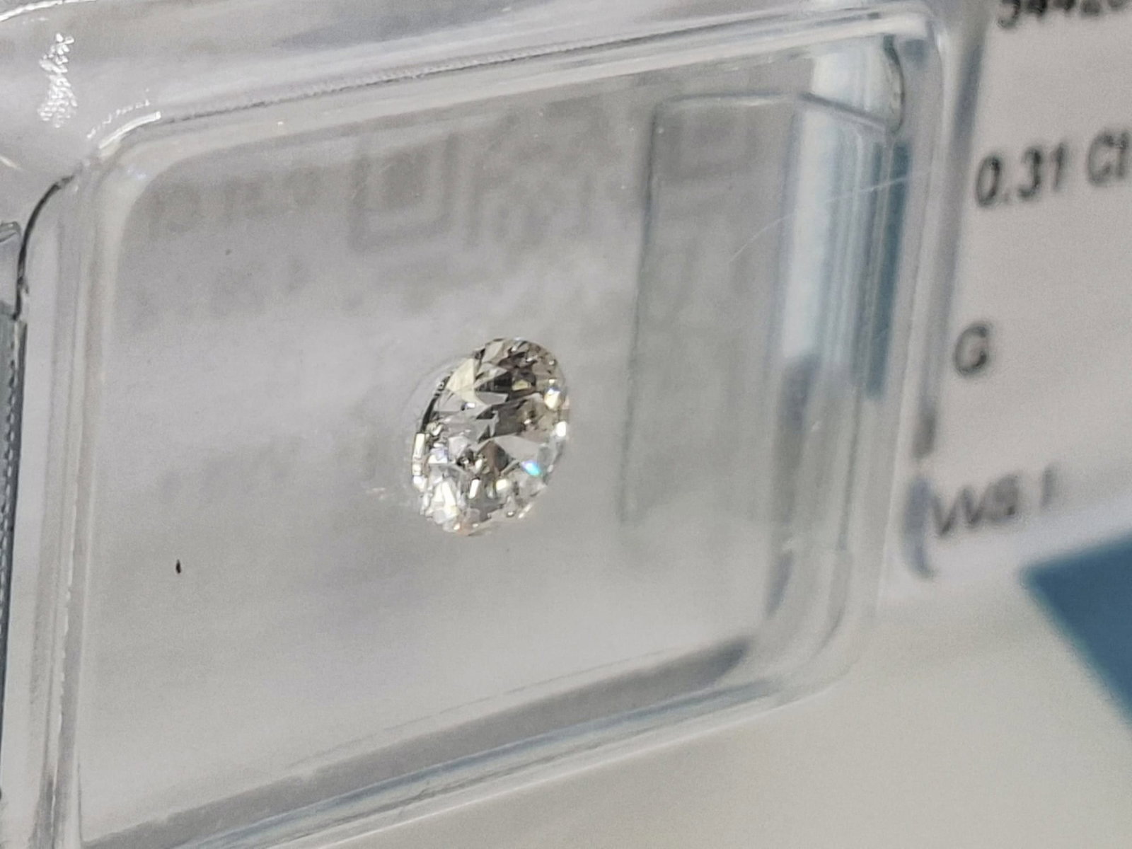 0.31 CT Round Brilliant Diamond G VVS1 IGI Certified - 4