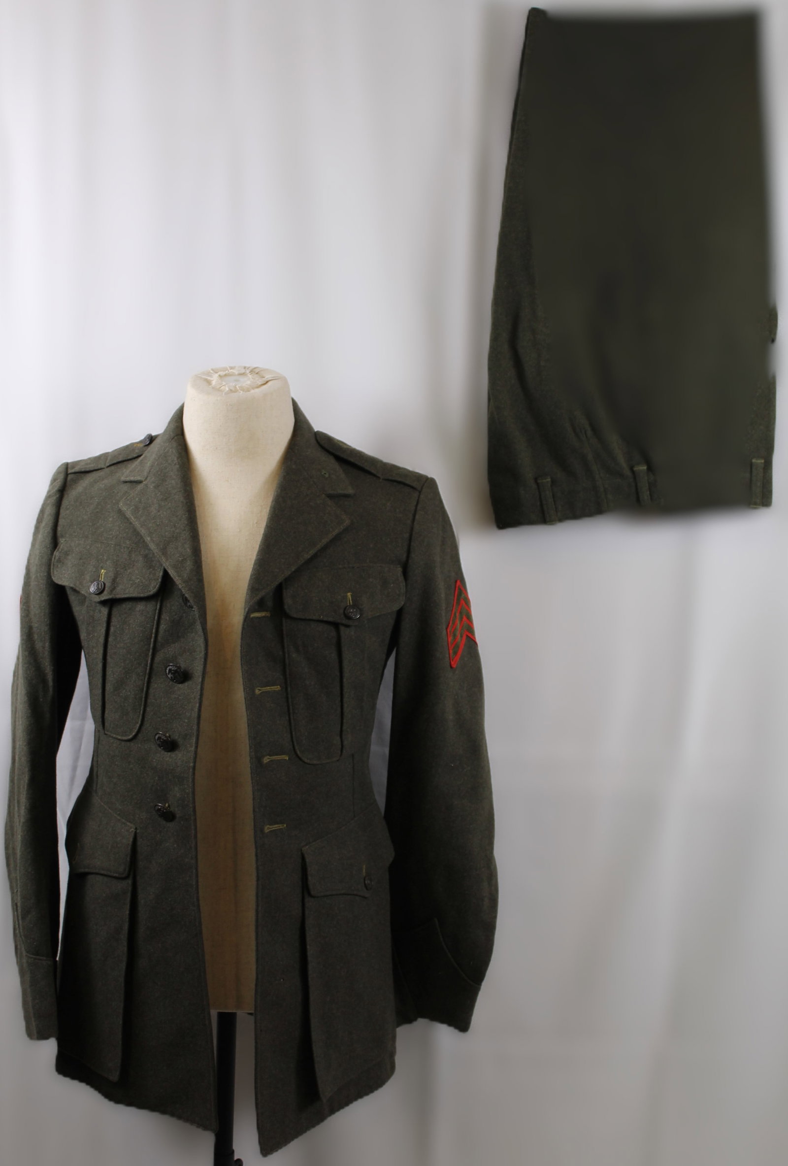 c.WWII USMC Enlistedman's Uniform (GCW) (1 of 15)