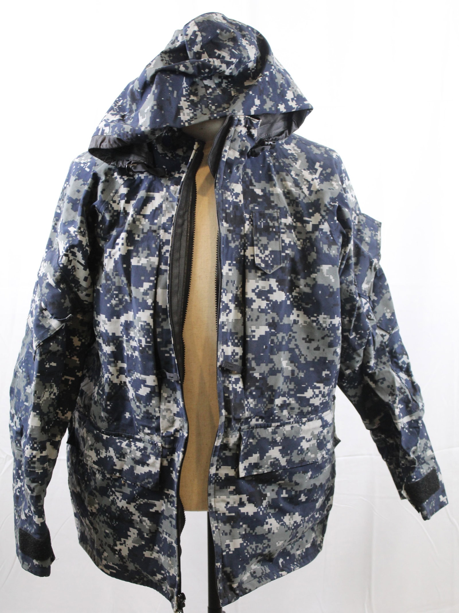 USN Type I Goretex Parka (BLB): Estimated shipping parcel size (LxWxH) 10 inches x 10 inches x 10 inches. Please note, shipping estimates are provided for LiveShipping calculations only and may vary based on weight and location.
