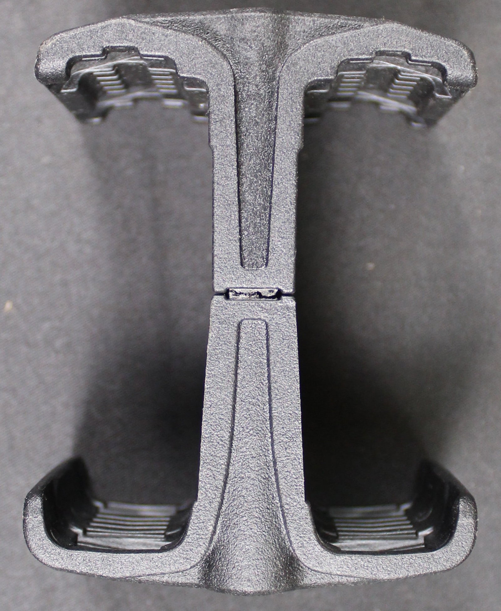 MAGPUL MAGLINK Magazine Coupler (DMS): This MAGPUL MAGLINK Magazine Coupler is for standard 30/40 round magazines. This piece is missing the two hardware screws but overall this piece is in good condition. Bidders are welcome to preview