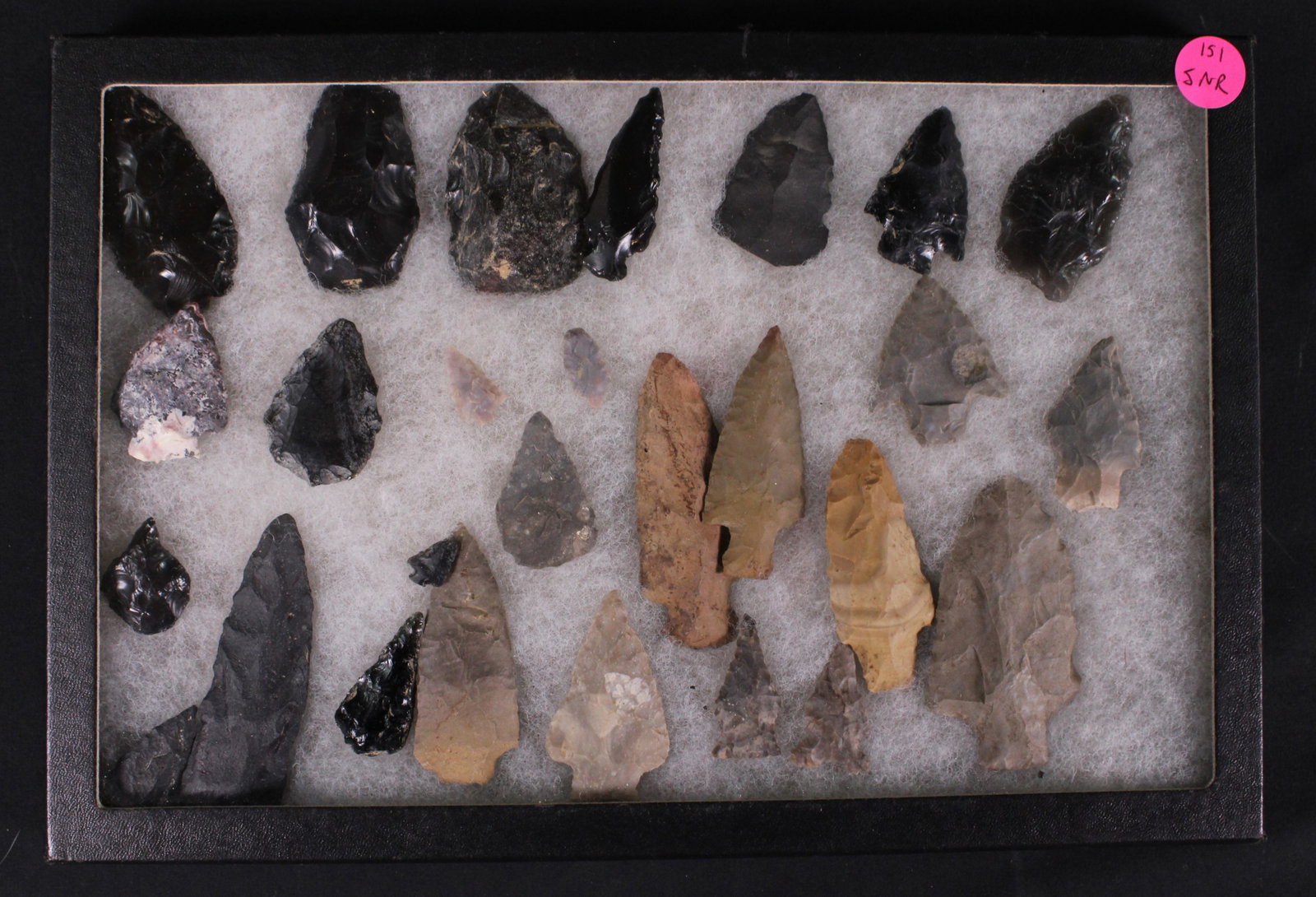 Native American Arrow Heads In Riker Box (SNR): A Riker box full of 27 various Native American spear heads made from various materials such as flint and other knapped materials. Riker box in very good condition with some minor bumps and
