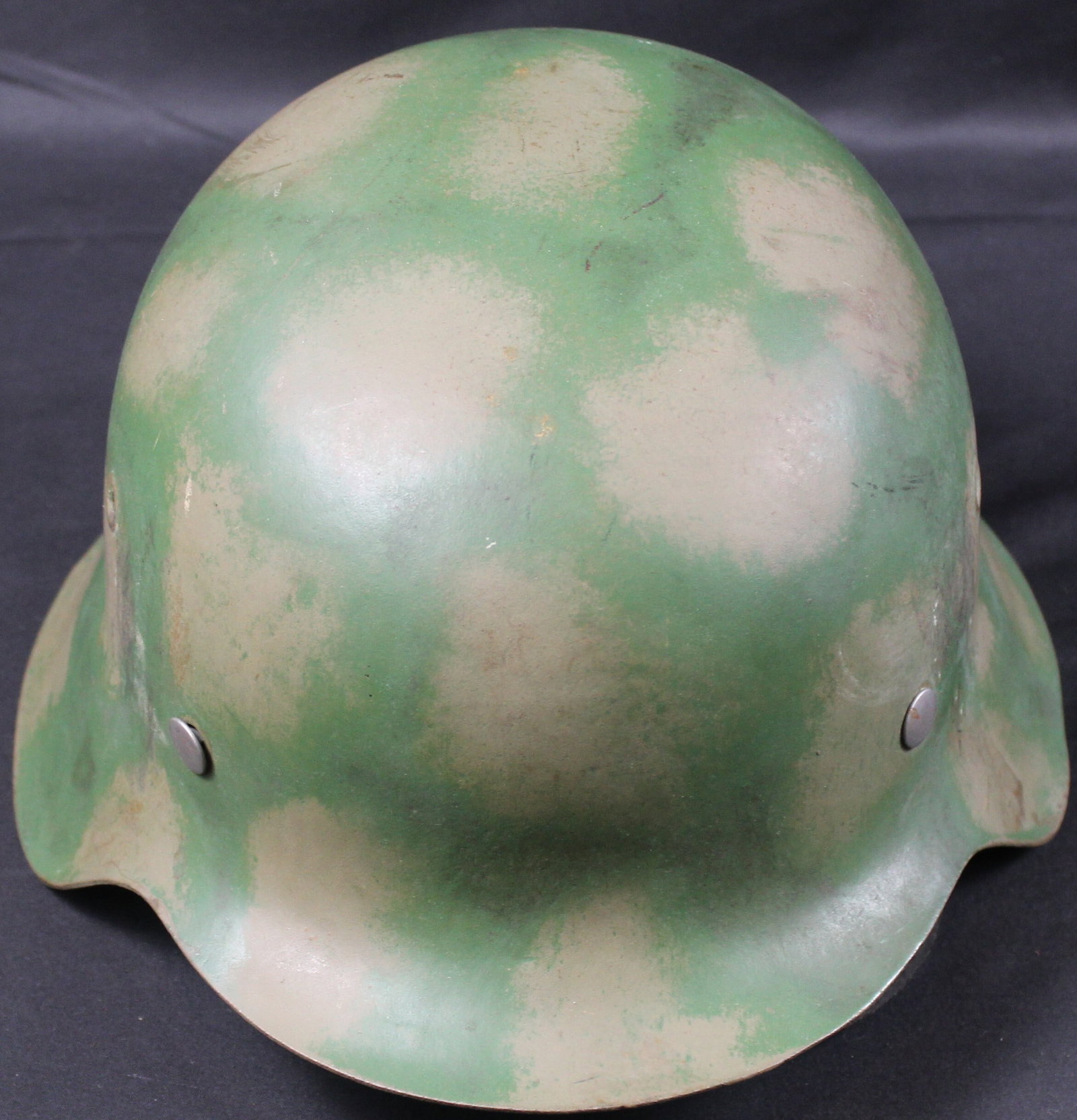 Excellent EF68 Emaillierwerke AG in Fulda (EF) M42 Camoufalged WWII German Helmet (SNR) (1 of 6)
