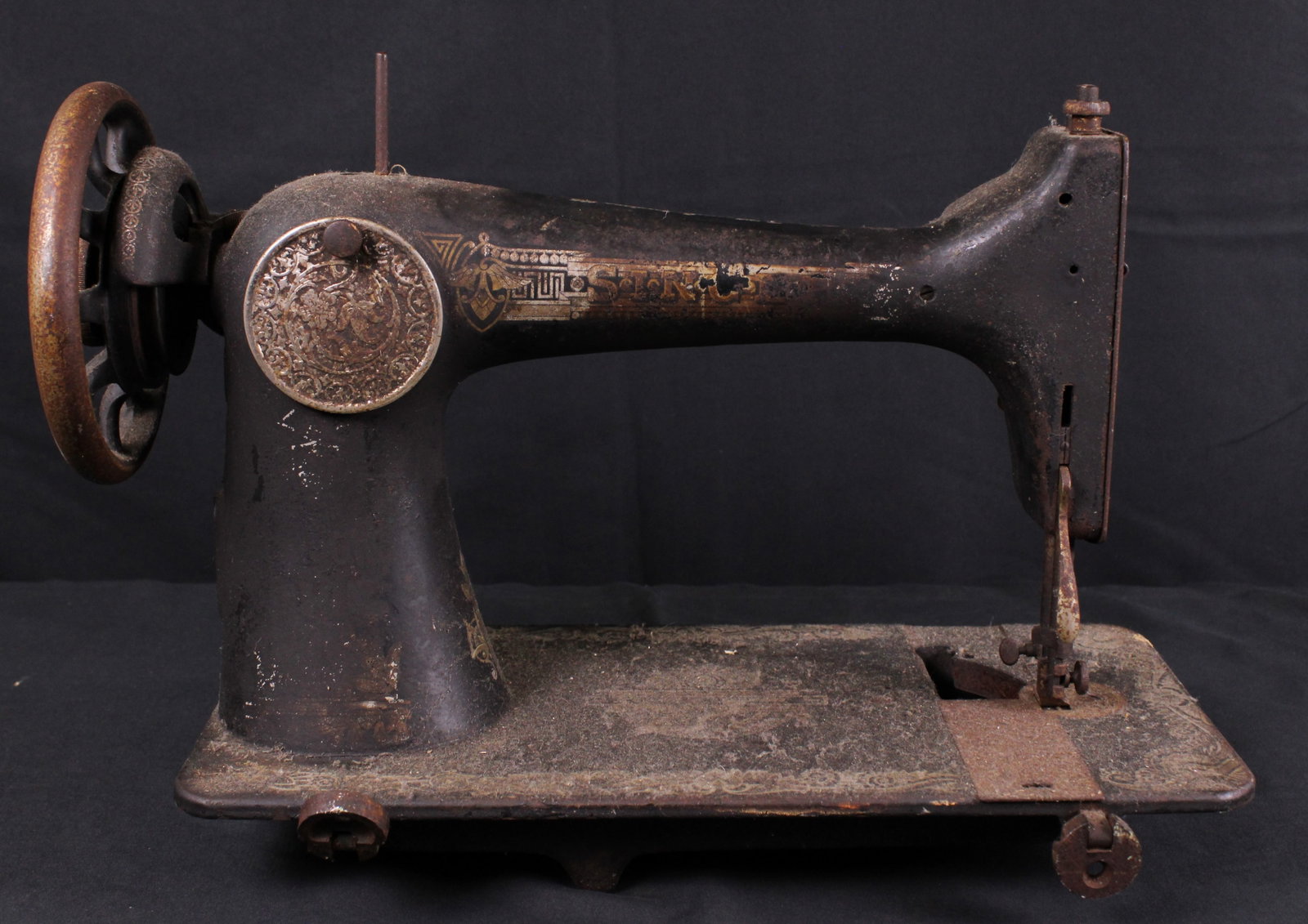 Ornate Vintage Early 1900s Singer Manufactering Sewing Machine (JAA): Description coming soon Bidders are welcome to preview items in person during our normal operating hours Tuesday through Saturday 11am-6pm. Estimated shipping parcel size (LxWxH) 18 inches x 18 inches