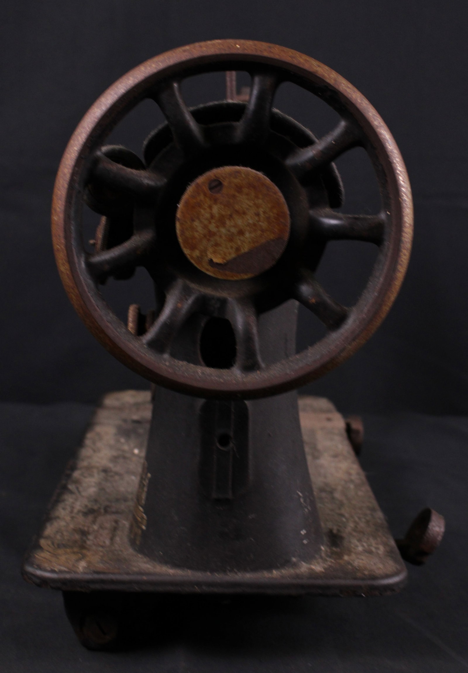 Ornate Vintage Early 1900s Singer Manufactering Sewing Machine (JAA) - 6