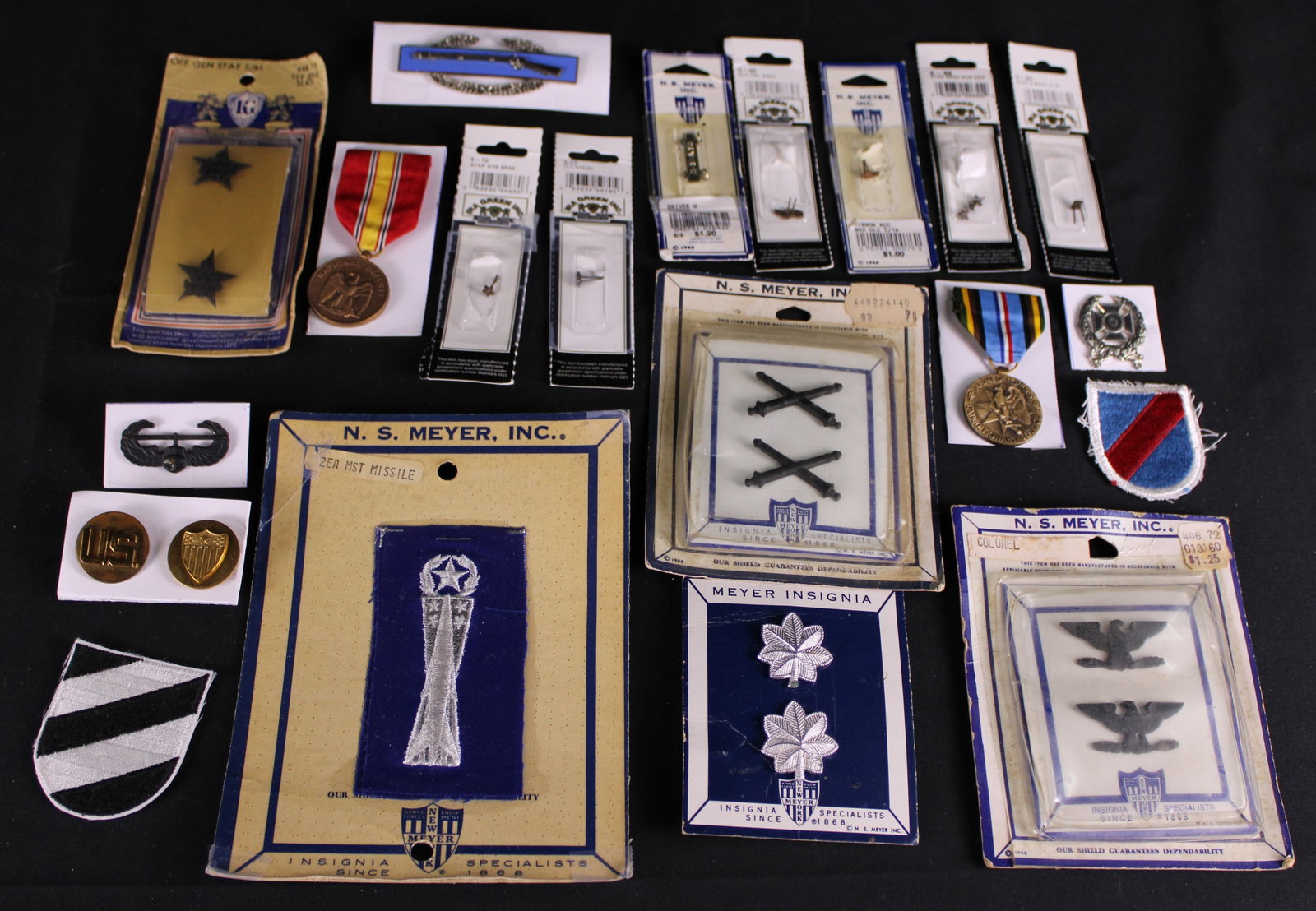 Group Lot Of 19 U.S. Army Insignia and U.S. Airforce Cloth Badge (mic): Description coming soon Bidders are welcome to preview items in person during our normal operating hours Tuesday through Saturday 11am-6pm. Estimated shipping parcel size (LxWxH) 6 inches x 6 inches