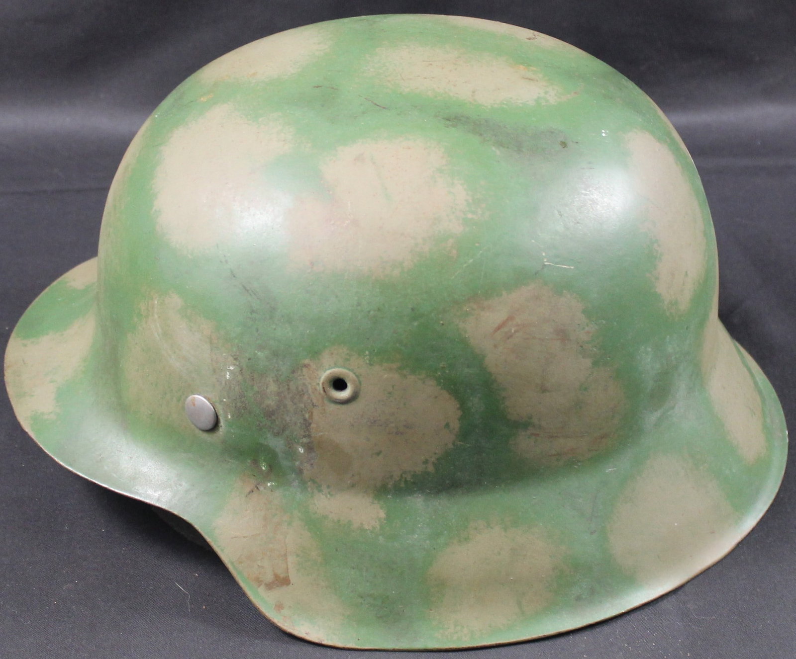 Excellent EF68 Emaillierwerke AG in Fulda (EF) M42 Camoufalged WWII German Helmet (SNR) - 4