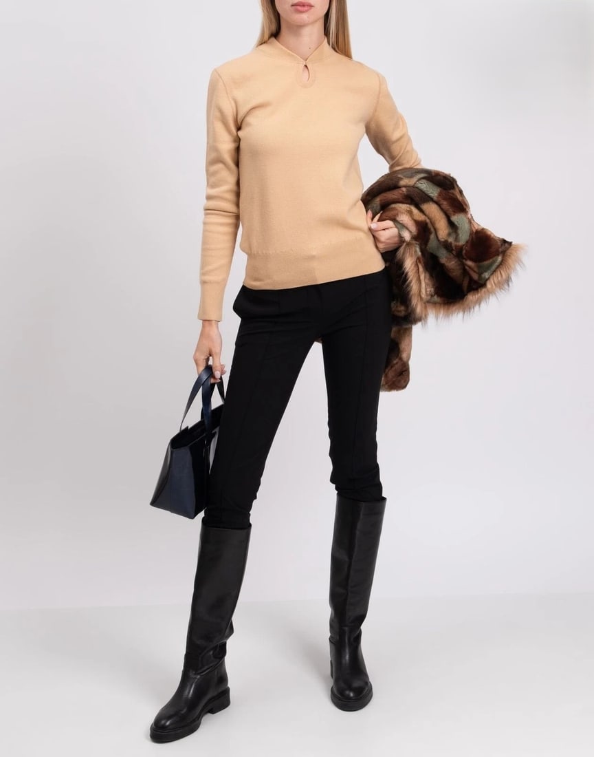 Bottega Veneta Cashmere Jumper S (NWT): New with tags Bottega Veneta thin-knit pullover jumper in a refined beige tone, featuring a subtle keyhole accent with button closure. An elevated wardrobe essential in a luxurious cashmere-blend knit