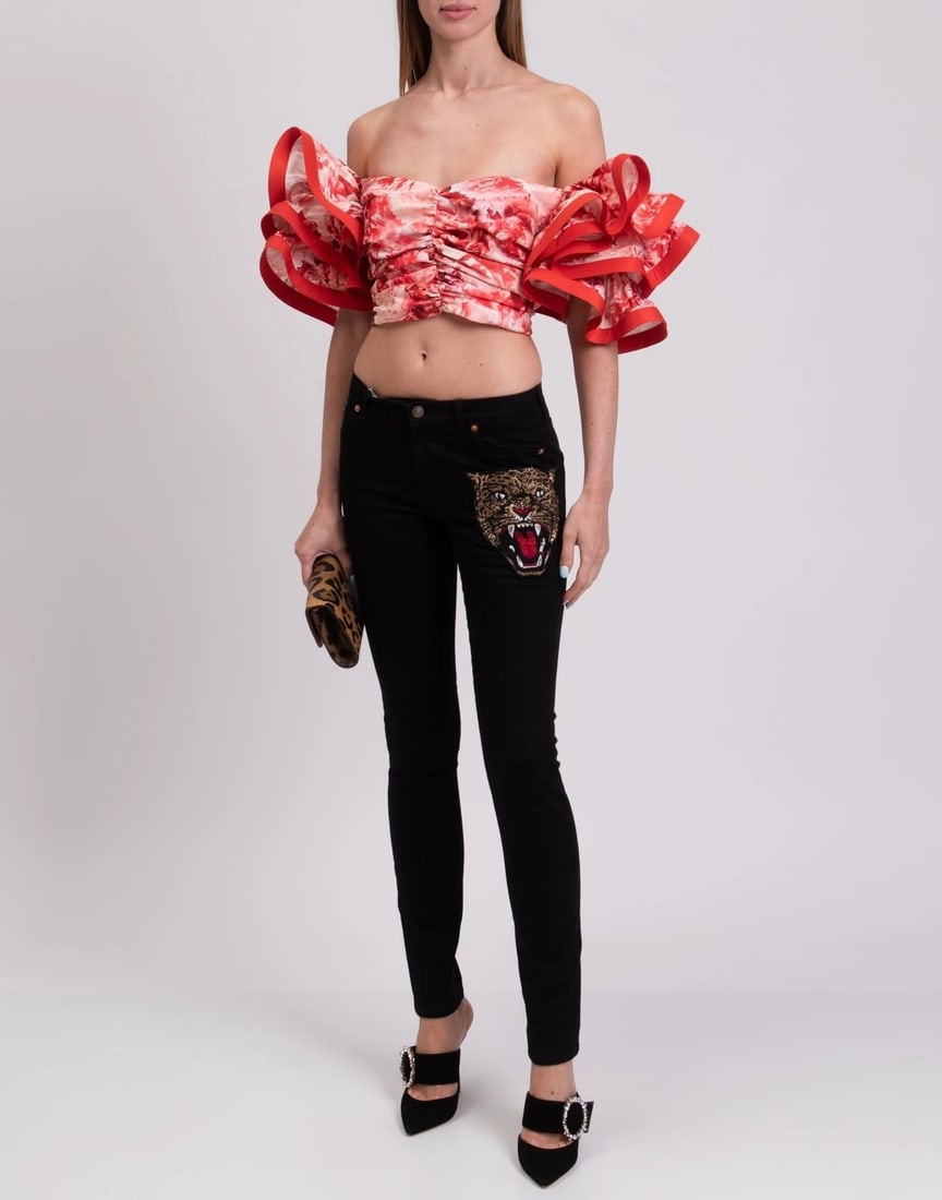 Gucci Skinny Jeans W23 Feline Patch Black NWT: New with tags Gucci women's skinny jeans in black stretch denim with embroidered feline head patch. Zip closure; mid-rise; made in Italy. Highlights: W23; mid-rise Skinny fit; stretch denim Embroidere