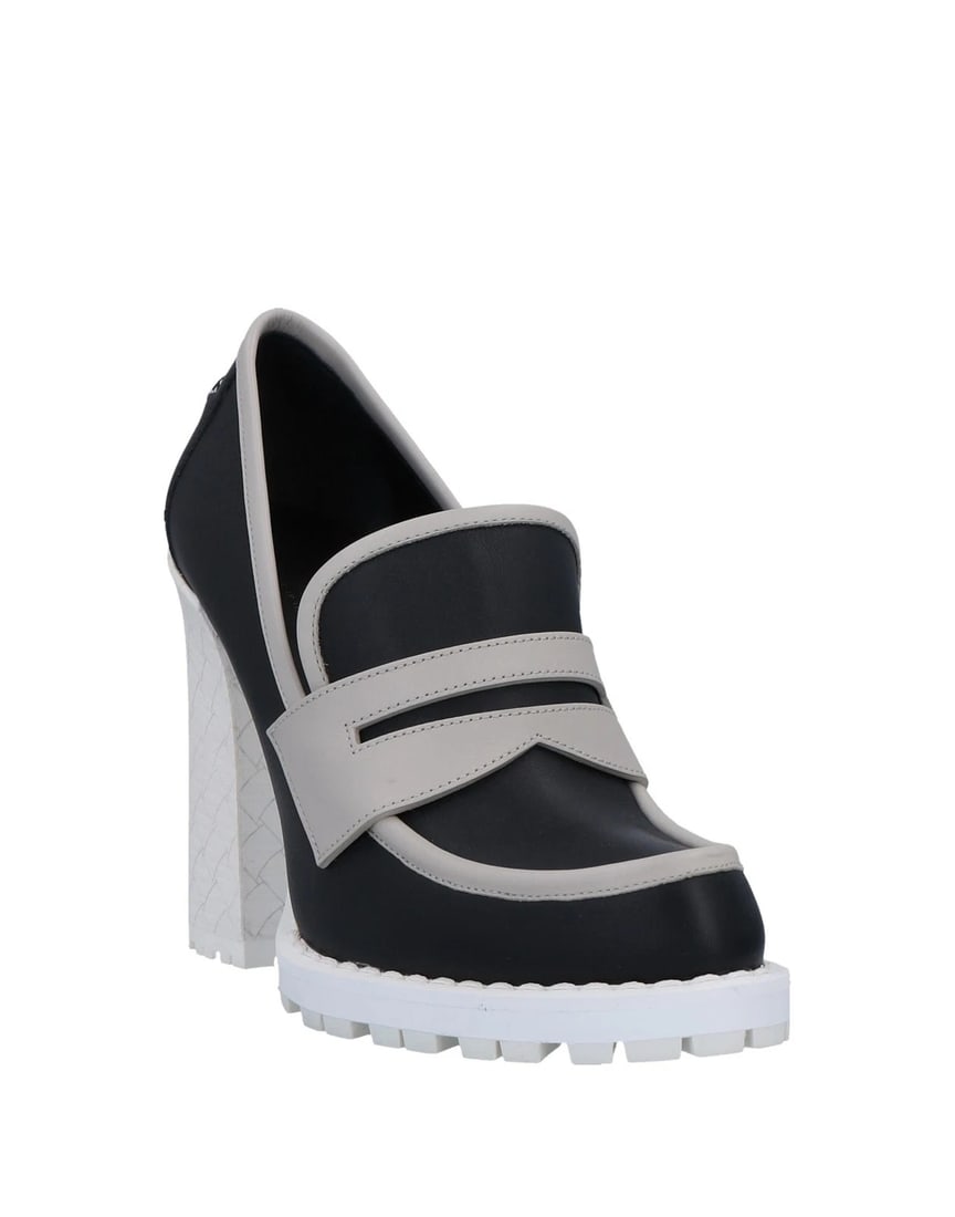 Bottega Veneta Black Leather Loafer Flats w/ lug sole & Square Heel US 5 NWT: New with box Bottega Veneta black leather loafer-style flats with lug sole and square heel. Leather lining, rubber outsole. Note: specific smell noted. Made in Italy. Highlights: EU35 (US5/UK2) Leathe