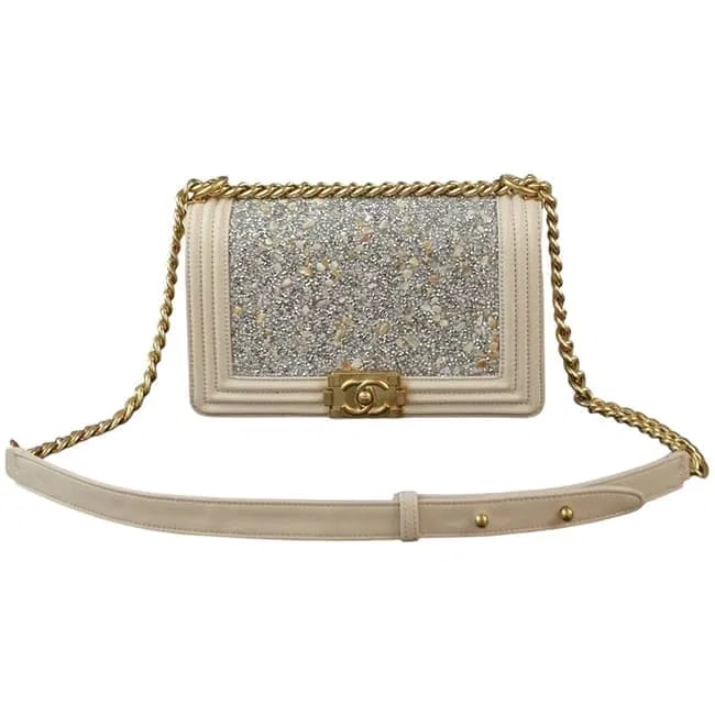 CHANEL Le Boy Beauté White & Gold Stone Accents Shoulder Bag – NIB: A striking, high-glamour interpretation of the iconic "Boy" silhouette: this CHANEL Beauté shoulder bag features a sophisticated white/cream frame enhanced by a dazzling, textured stone-covered centr