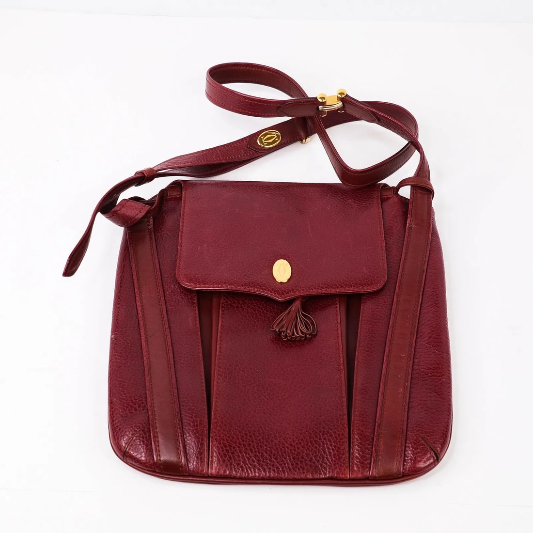 Cartier "Must" Shoulder Bag in Rich Bordeaux Grained Leather + Original Guarantee Card: Authentic vintage Cartier Must shoulder bag in rich bordeaux grained leather. Structured rectangular silhouette with adjustable shoulder strap, front flap closure, tonal stitching, and gold-tone hardw