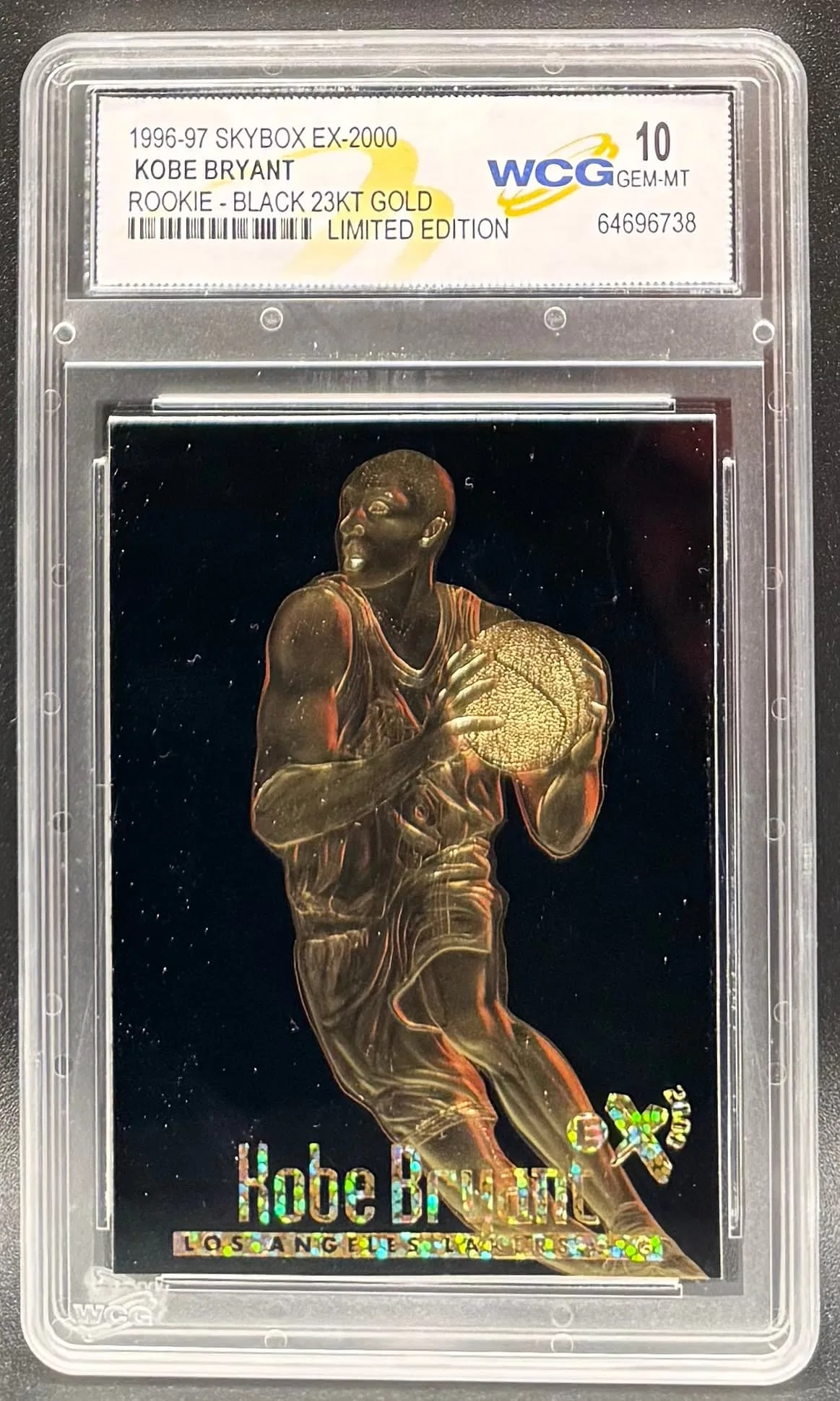 2026 Skybox EX-2000 Kobe Bryant Rookie Black 23KT Gold – WCG GEM-MT 10 – Rare RC: An exceptional sports collectible: a pristine WCG GEM MINT 10 example of Kobe Bryant's 1996-97 Skybox EX-2000 "Black 23KT Gold" rookie commemorative. The composition is a visually arresting interpreta