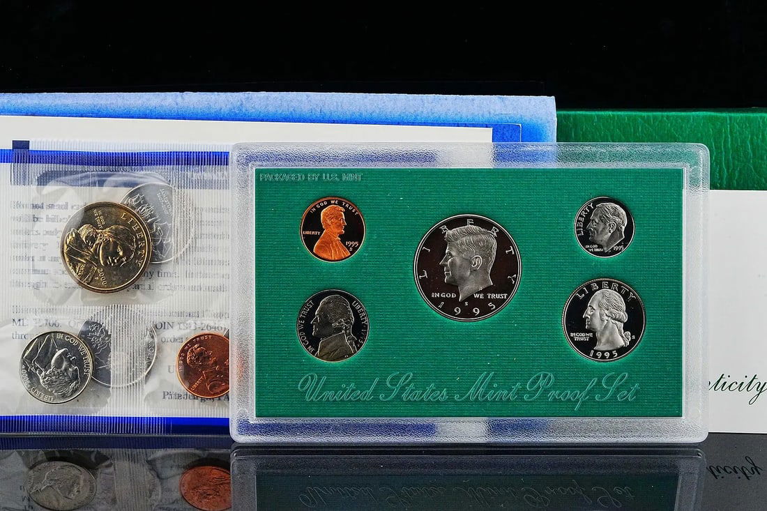 Prince Medici Estate 2000-P Uncirculated Coin Set & 1995-S Proof Set (w/ Toning) (1 of 3)