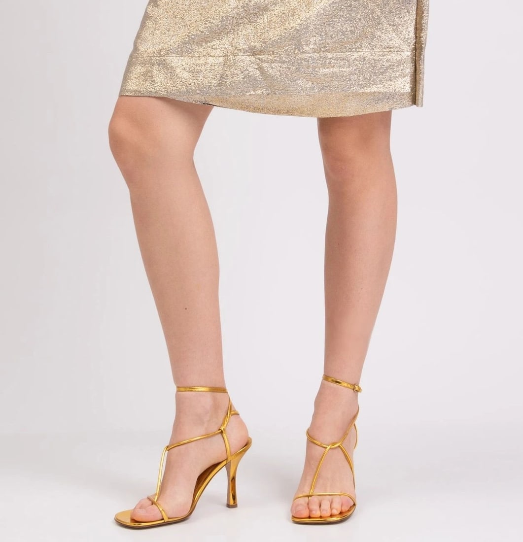 Bottega Veneta Leather Thong Sandals US9 Metallic Gold Made in Italy NWT: Elegant bottega veneta metallic leather thong sandals in luminous gold, crafted in Italy with refined minimalist precision. Featuring slender strappy construction, a square toe silhouette, and ankle