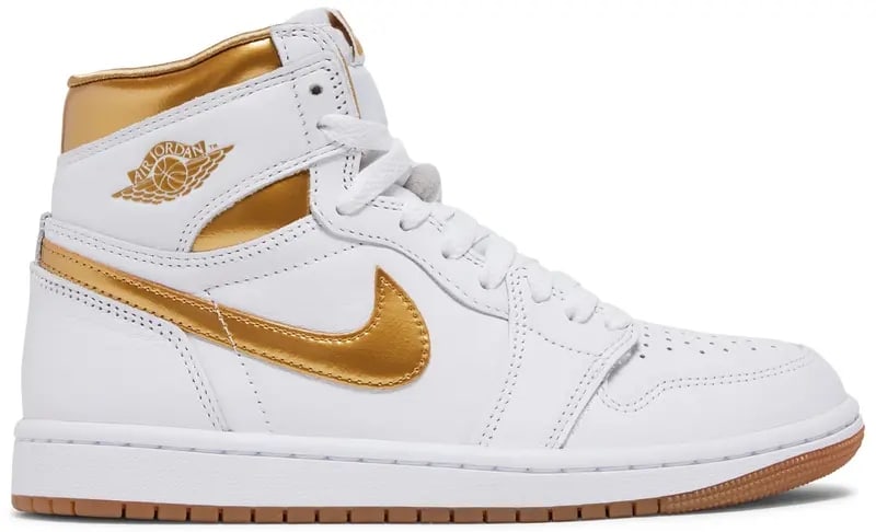 Air Jordan 1 Retro High OG White Metallic Gold WMNS 7 FD2596-107 New in Box: A luminous interpretation of an enduring icon. Offered here is the Air Jordan 1 Retro High OG in the coveted White / Metallic Gold colorway (FD2596-107), Women's Size 7 -- brand new, unworn, and