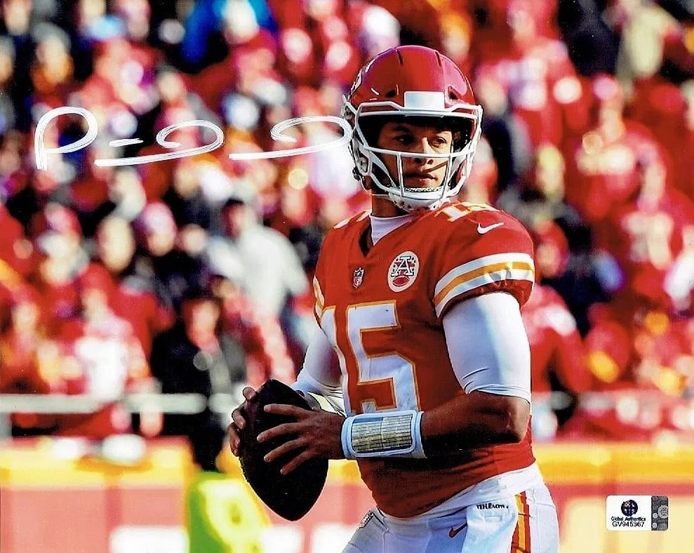 Patrick Mahomes Kansas City Chiefs Signed 8" x 10" Photograph – GAI COA (1 of 2)