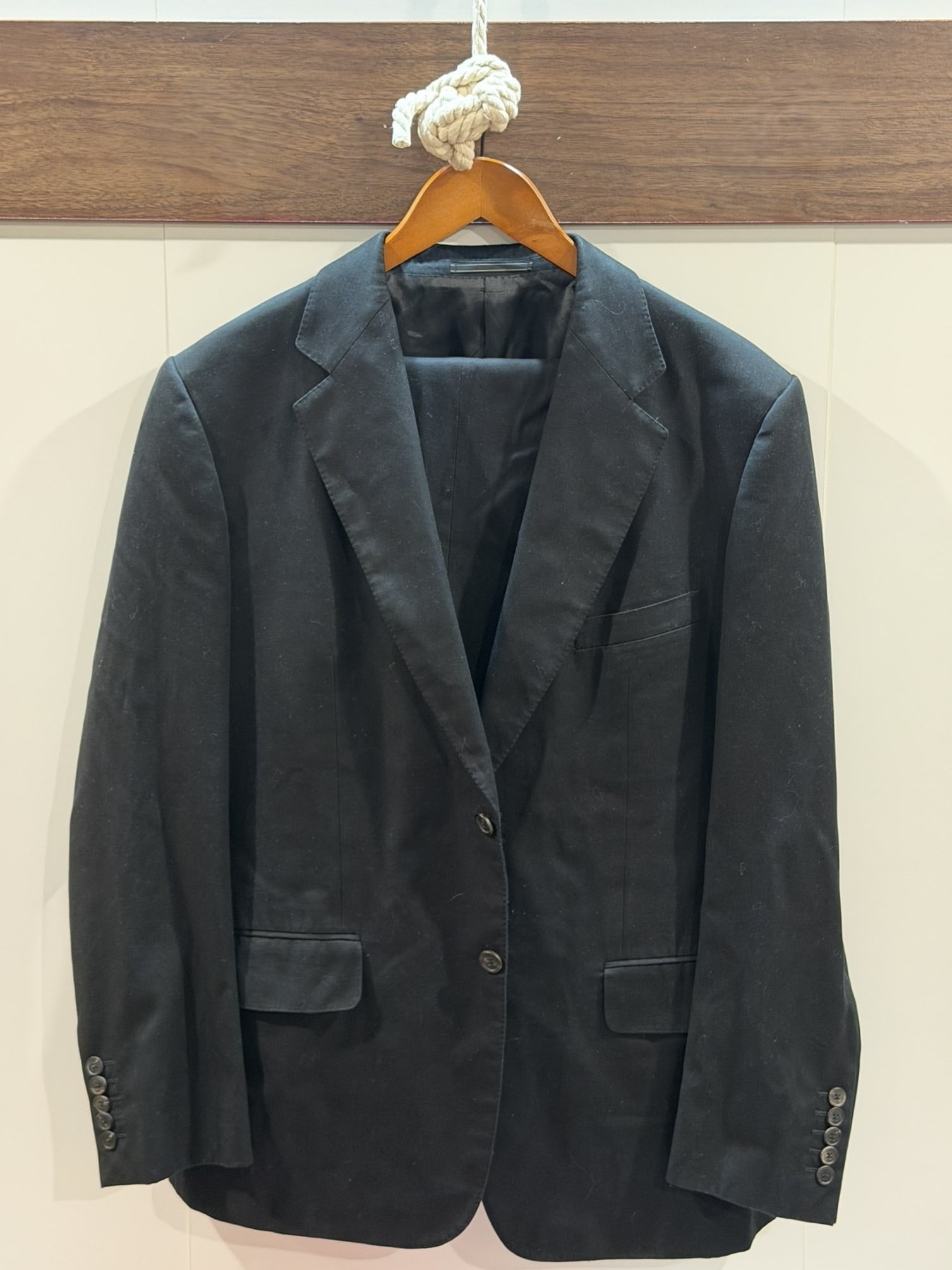 Gucci Men's Vintage Solid Black 100% Cotton 2-Piece Suit Set Size IT 50 Made in Italy: Men's vintage Gucci two-piece suit set in a solid black colorway, crafted in Italy from premium 100% cotton (Baumwolle). The single-breasted jacket features a classic notched lapel, a two-button front