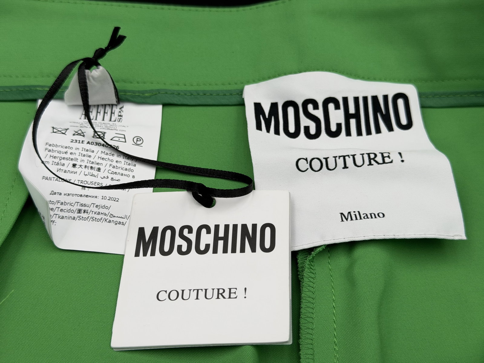 MSRP $695 MOSCHINO COUTURE! Wide-Leg Trousers Size US 12 Green Made in Italy NWT: Moschino Couture! wide-leg trousers in vibrant green featuring a high-rise waist, concealed zip fly with button closure, and a fluid full-length silhouette. Crafted in Italy and finished with clean ta