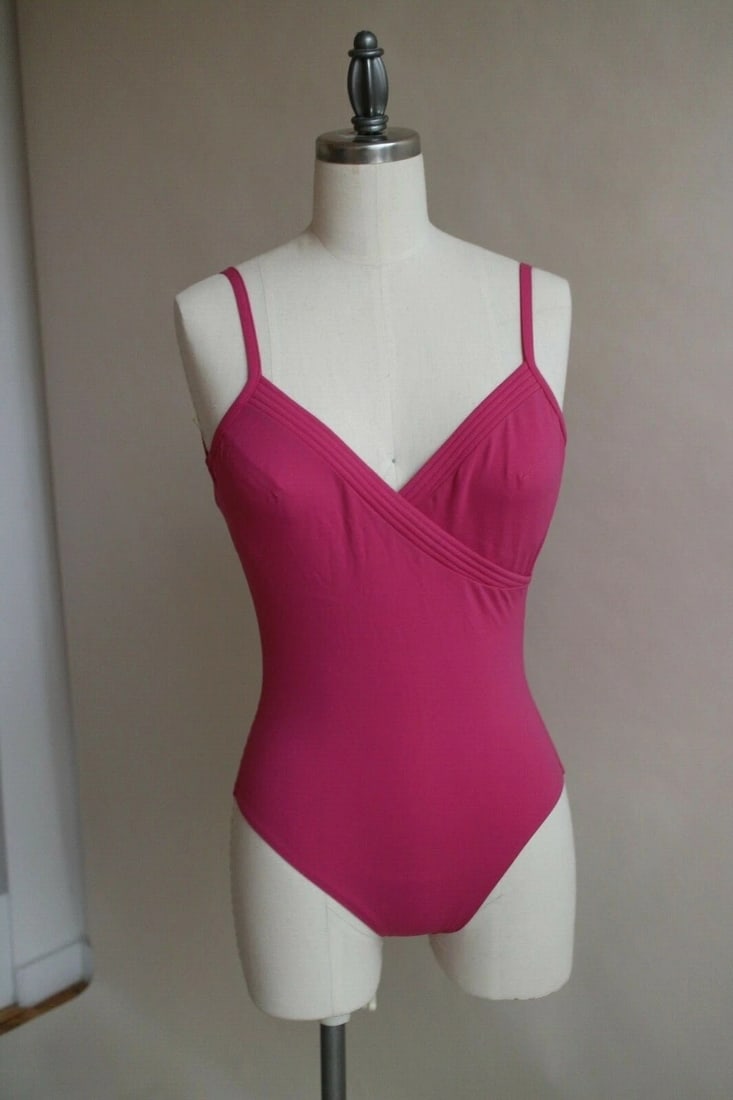 IMPORTED MSRP €210 La Perla Pink One-Piece Swimsuit US6 Cup D NWT: La Perla one-piece swimsuit in pink featuring elegant minimalist styling and supportive Cup D construction. Italian-made designer swimwear piece crafted from premium polyamide blend with refined luxur