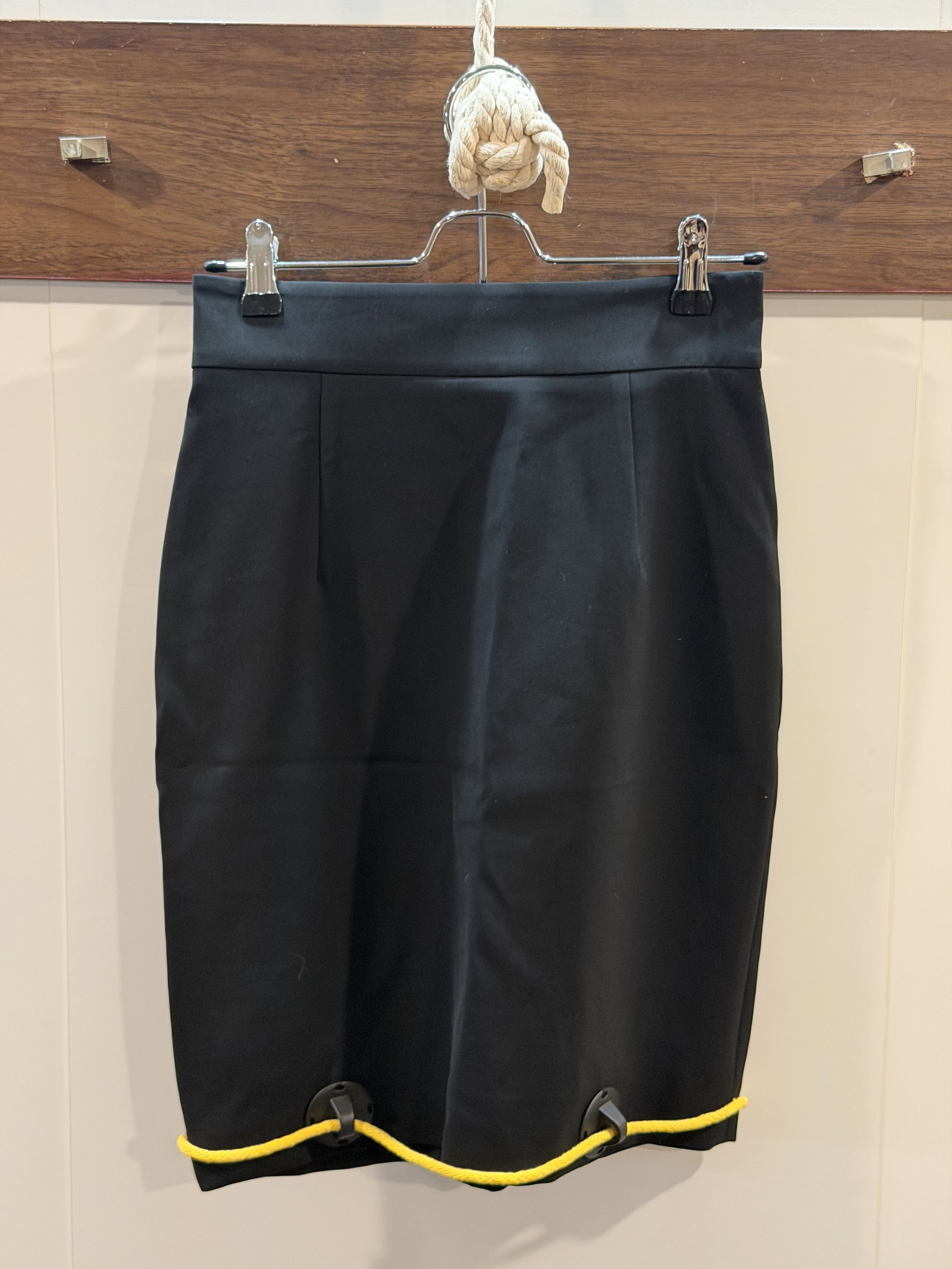 MSRP $795 MOSCHINO COUTURE! Black Pencil Skirt Rope Detail Size US 4 S Made in Italy NWT: Moschino Couture! black pencil skirt featuring a sleek tailored silhouette accented by the brand’s distinctive nautical-inspired yellow rope detail threaded through grommet-style hardware near t