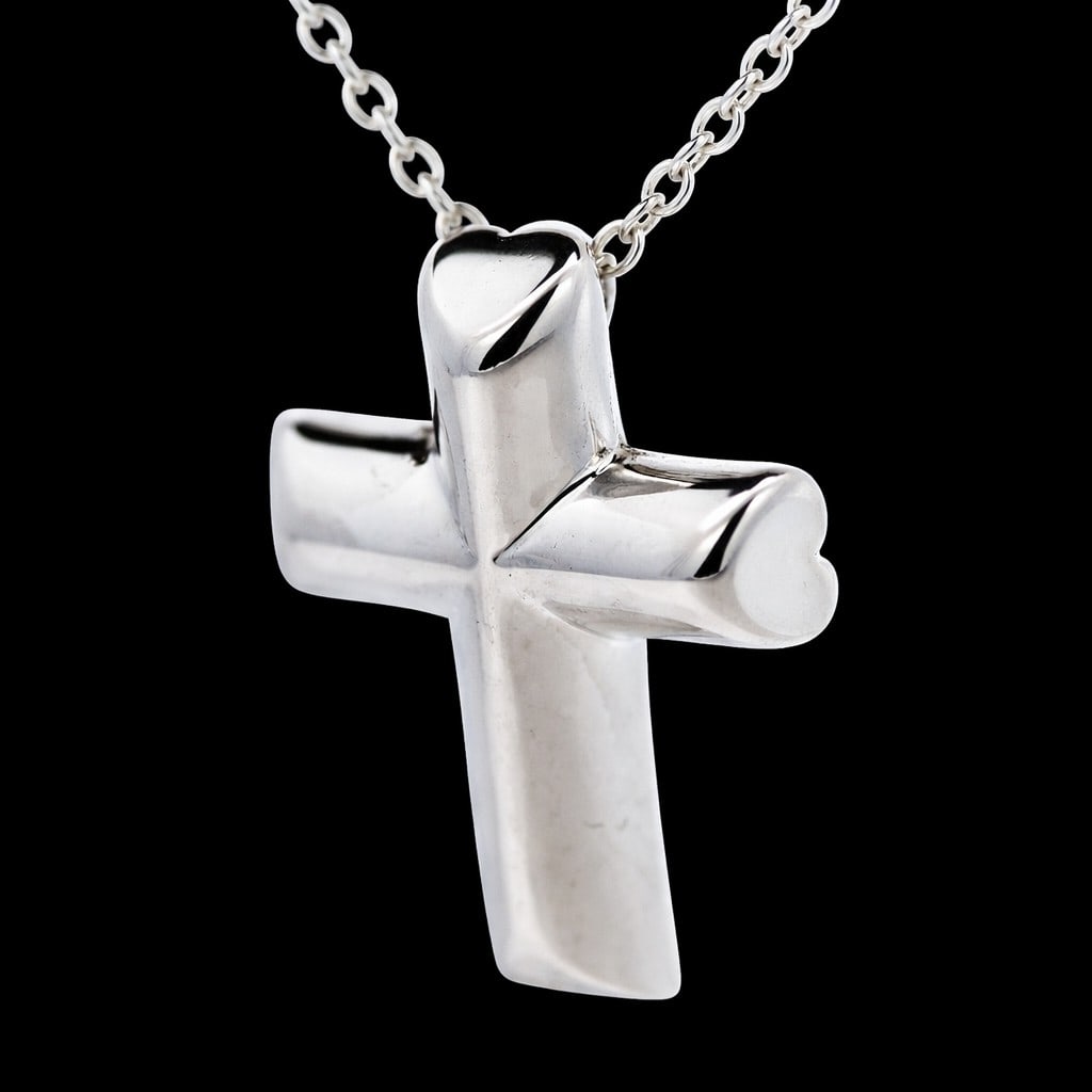 MSRP $695 TIFFANY & CO. Cross Necklace in Sterling Silver with Heart Edges 3.48 g 16" w/ Pouch (: PLEASE READ: This item has not been authenticated by Atomic Pear. Please ask absolutely any questions or request additional photographs before you bid. Thank you! Love, Atomic Pear TIFFANY & CO. Cross