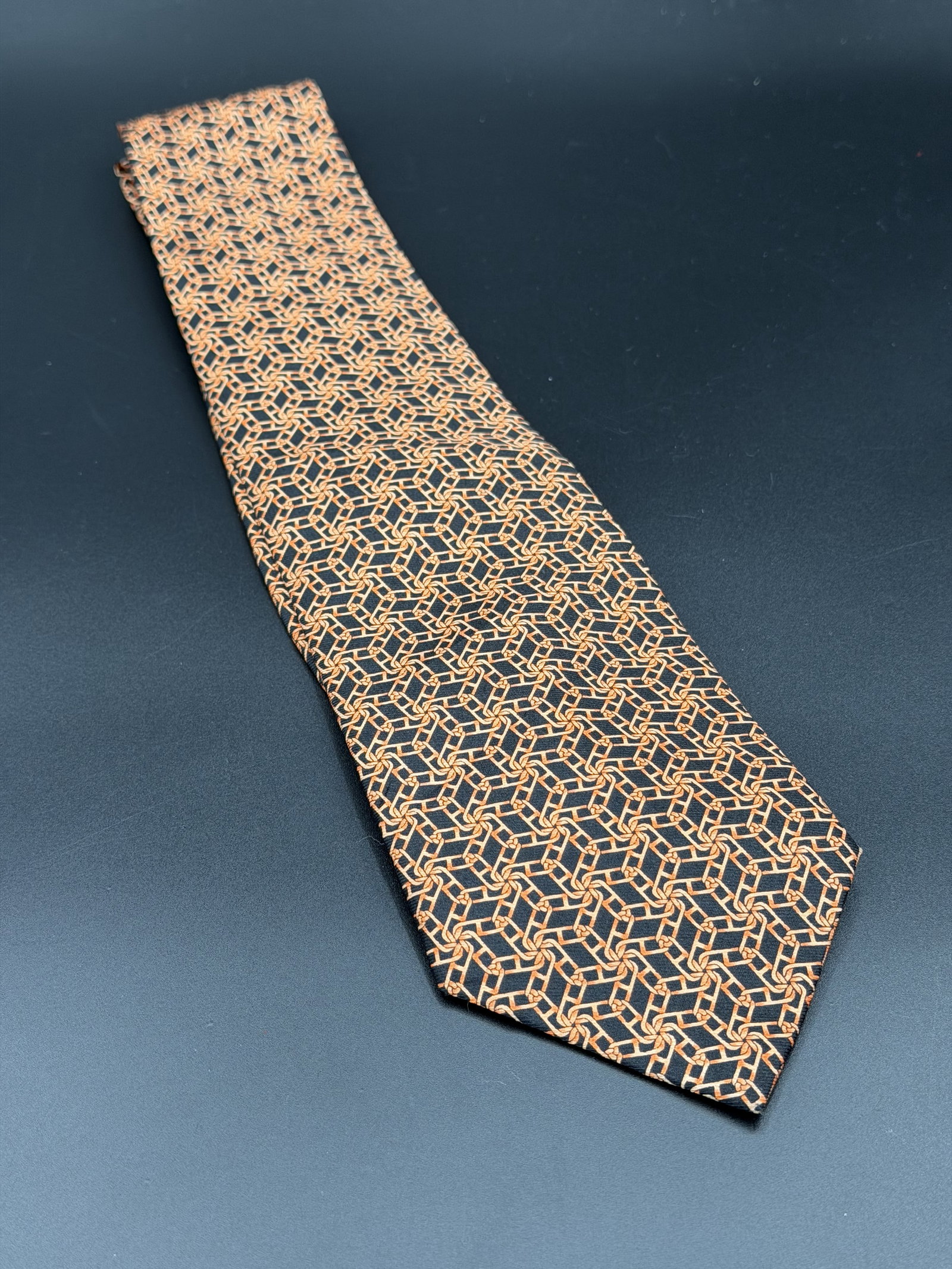 MSRP $325 HERMÈS 100% Silk Tie Chain Link Pattern Navy Orange France (Unauthenticated): PLEASE READ: This item has not been authenticated by Atomic Pear. Please ask absolutely any questions or request additional photographs before you bid. Thank you! Love, Atomic Pear HERMÈS necktie cra
