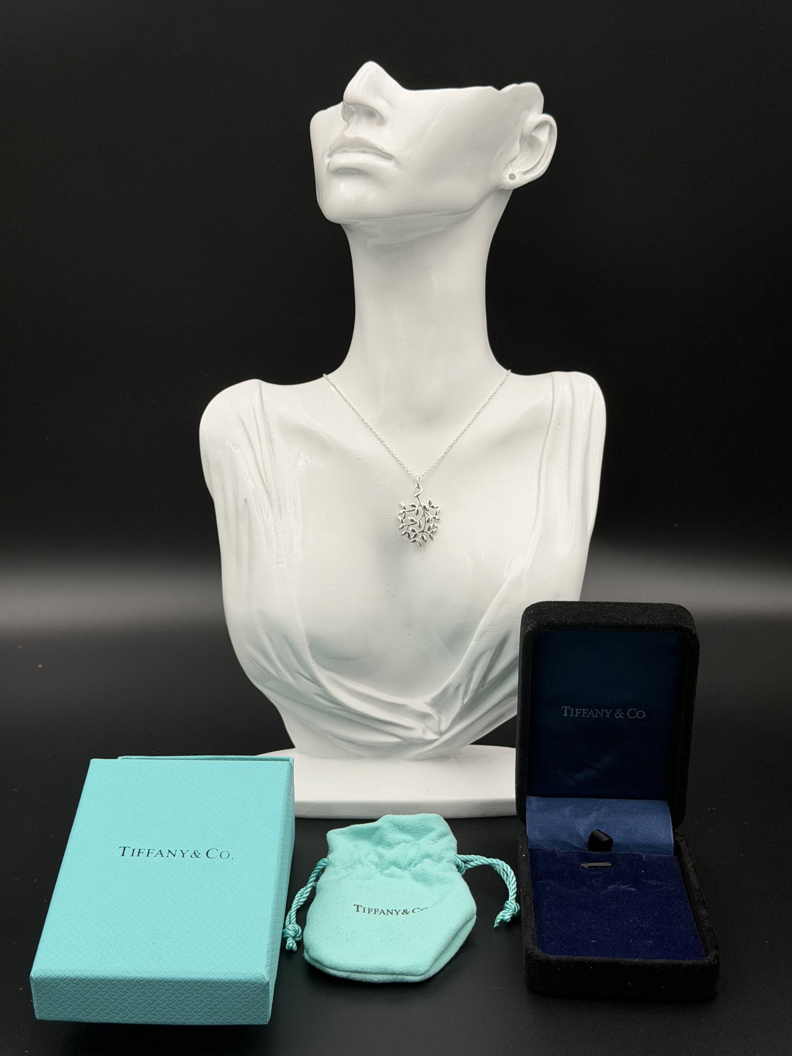 MSRP $595 TIFFANY & CO. Elsa Peretti Olive Leaf Pendant Necklace Sterling Silver 4.17g + Box (Un: PLEASE READ: This item has not been authenticated by Atomic Pear. Please ask absolutely any questions or request additional photographs before you bid. Thank you! Love, Atomic Pear MSRP $595 TIFFANY &