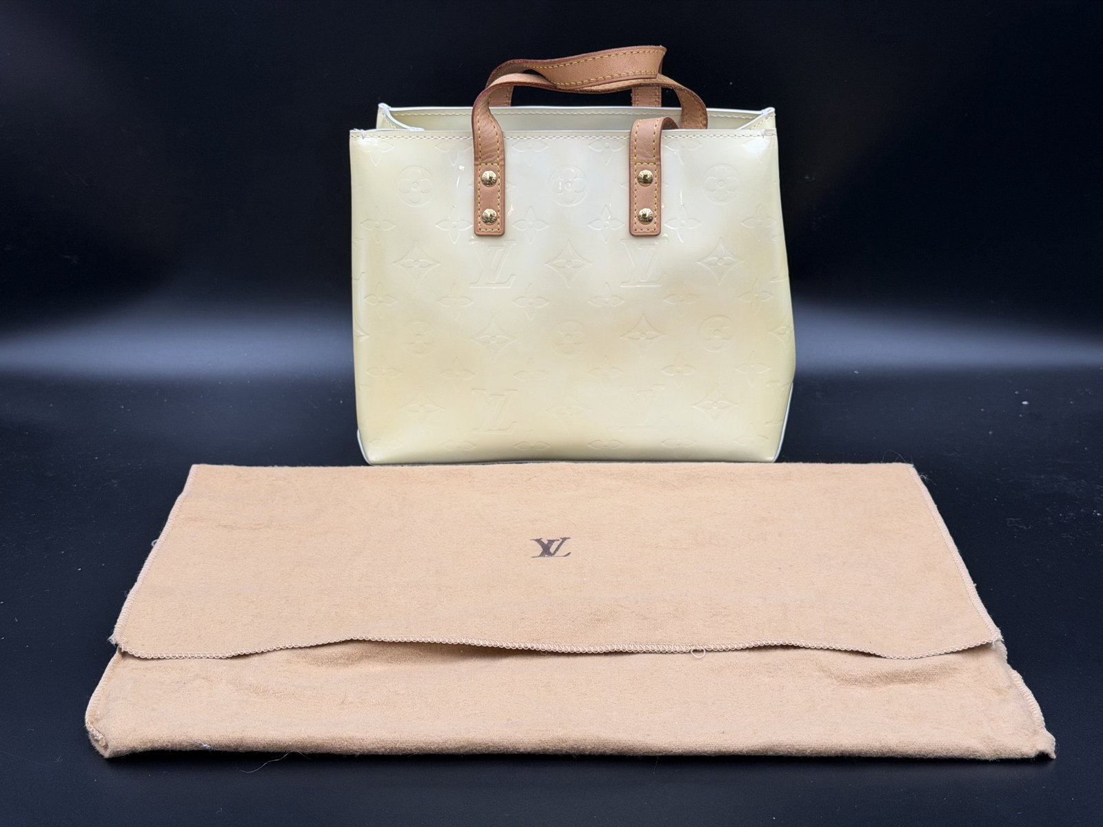 MSRP $1,495 LOUIS VUITTON Monogram Vernis Reade PM Tote Bag Cream (Unauthenticated): PLEASE READ: This item has not been authenticated by Atomic Pear. Please ask absolutely any questions or request additional photographs before you bid. Thank you! Love, Atomic Pear Louis Vuitton Reade