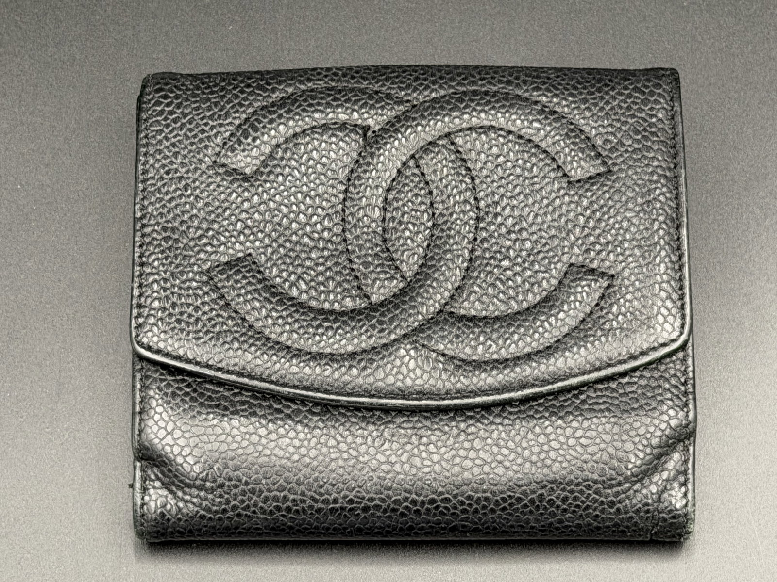 MSRP $1,695 VINTAGE CHANEL Black Caviar Leather Compact Wallet (Unauthenticated) (1 of 13)