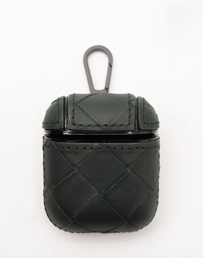 IMPORTED MSRP €495 Bottega Veneta Intrecciato AirPods Case Green: New Bottega Veneta fitted AirPods leather case in forest green, featuring the house’s signature Intrecciato woven-leather aesthetic and engraved logo detailing. A sleek, collectible accessory th