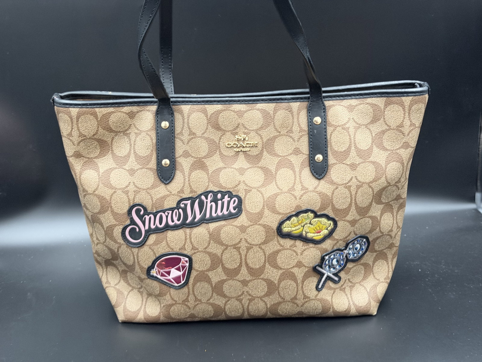 MSRP $598 COACH Snow White Signature Canvas Zip Tote Khaki Multi (Unauthenticated): PLEASE READ: This item has not been authenticated by Atomic Pear. Please ask absolutely any questions or request additional photographs before you bid. Thank you! Love, Atomic Pear Coach zip tote craf