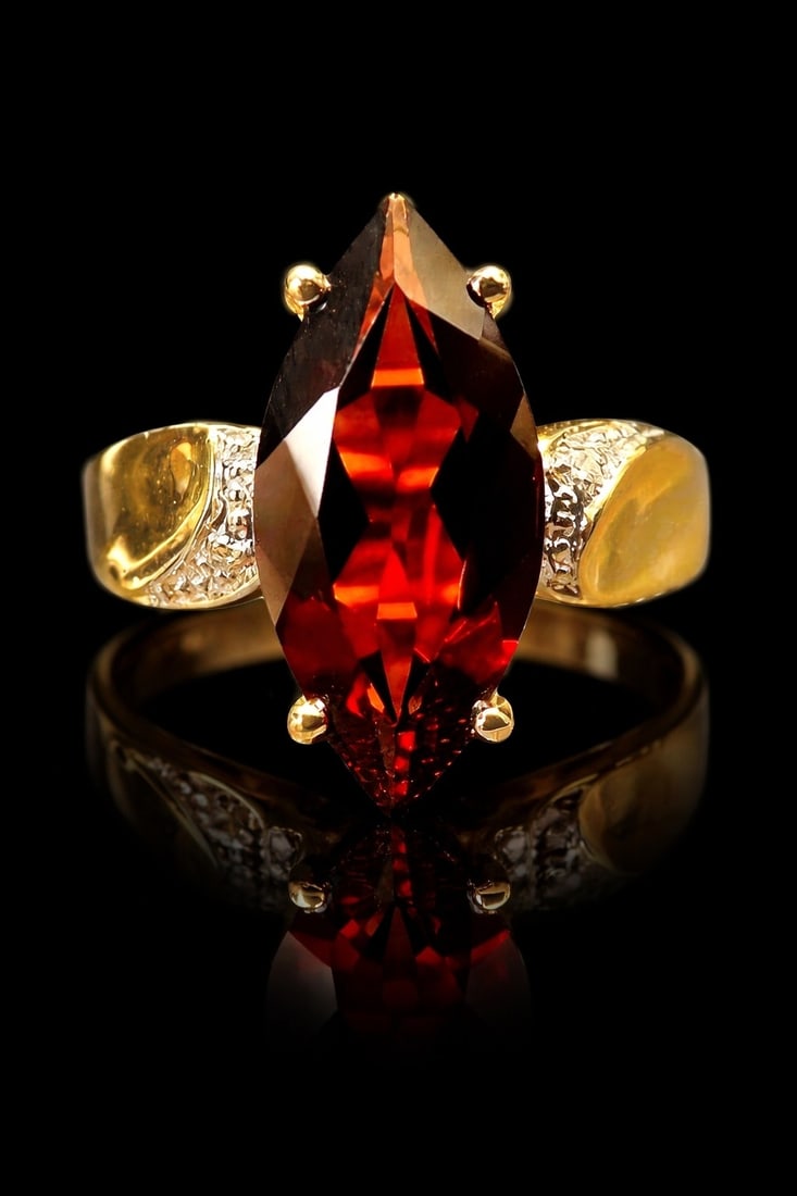MSRP $2,495 14K Gold 2.7 Ct Marquise Garnet Ring Size 7.25 2.9 g w/ Box (Unauthenticated): PLEASE READ: This item has not been authenticated by Atomic Pear. Please ask absolutely any questions or request additional photographs before you bid. Thank you! Love, Atomic Pear A dramatic silhouet