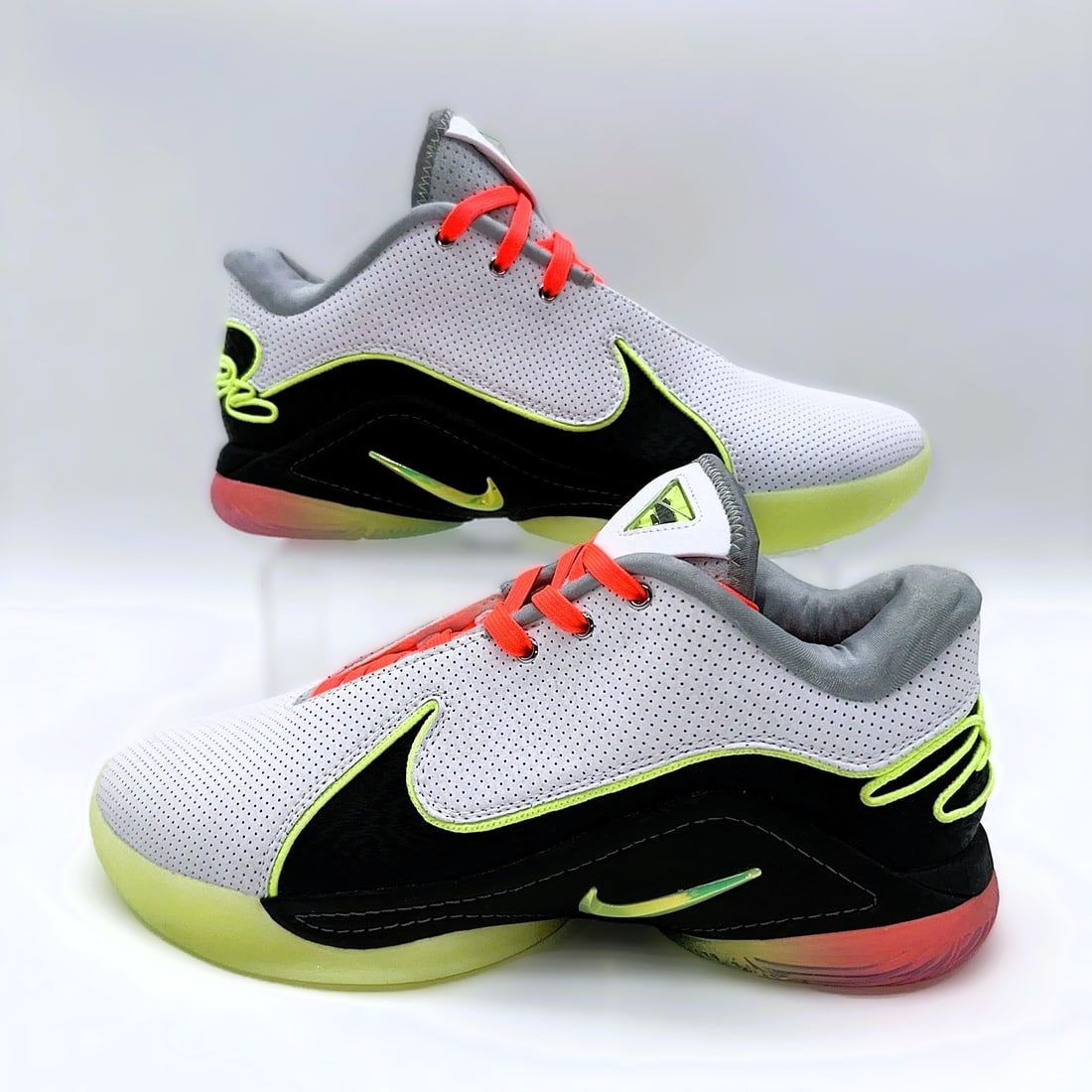 MSRP $190 Nike LeBron James Signature LeBron XXII "White Volt Glow" FZ1094-101 Size 11 Basketball: Nike LeBron XXII "White / Volt Glow / Medium Ash" (FZ1094-101) — Men’s US Size 11 — a precision-engineered performance basketball sneaker designed for explosive transitions, lateral 