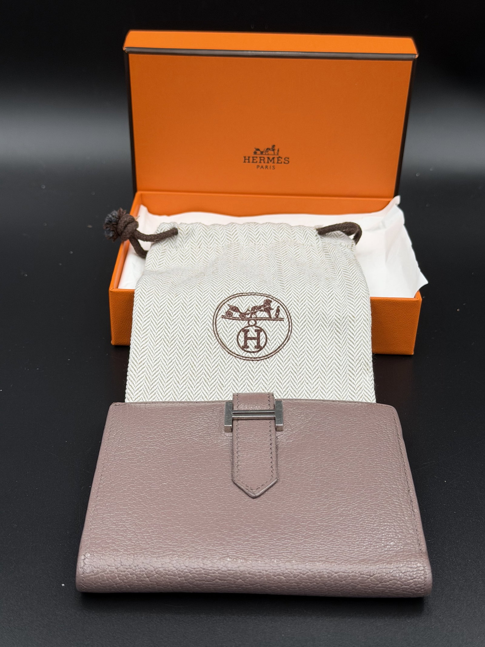 MSRP $3,725 HERMÈS Béarn Compact Wallet Etoupe Epsom Leather France (Unauthenticated): PLEASE READ: This item has not been authenticated by Atomic Pear. Please ask absolutely any questions or request additional photographs before you bid. Thank you! Love, Atomic Pear HERMÈS Béarn Comp