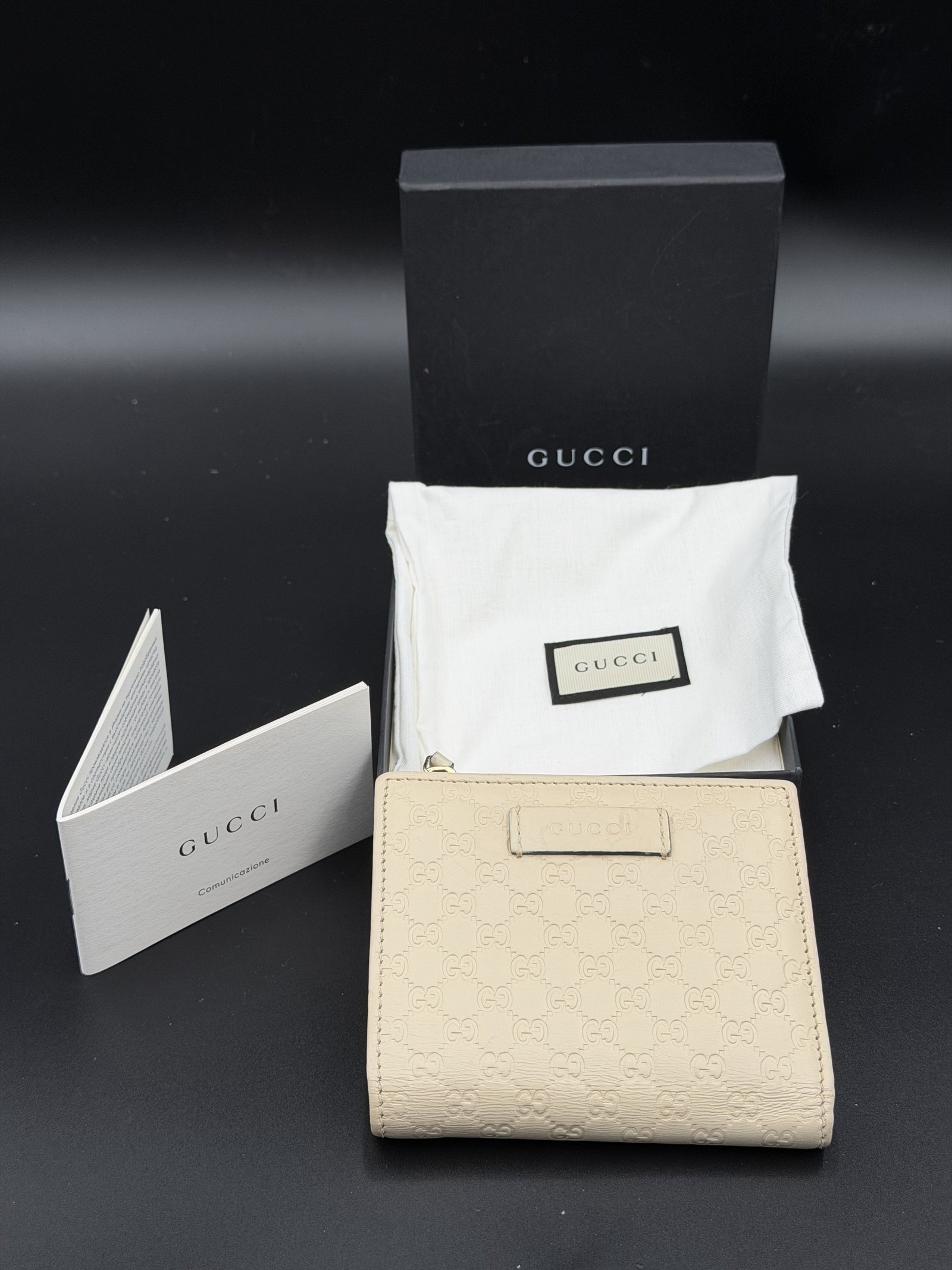 MSRP $2,028 GUCCI Microguccissima Compact Wallet Off White Leather Italy (Unauthenticated): PLEASE READ: This item has not been authenticated by Atomic Pear. Please ask absolutely any questions or request additional photographs before you bid. Thank you! Love, Atomic Pear Gucci compact walle