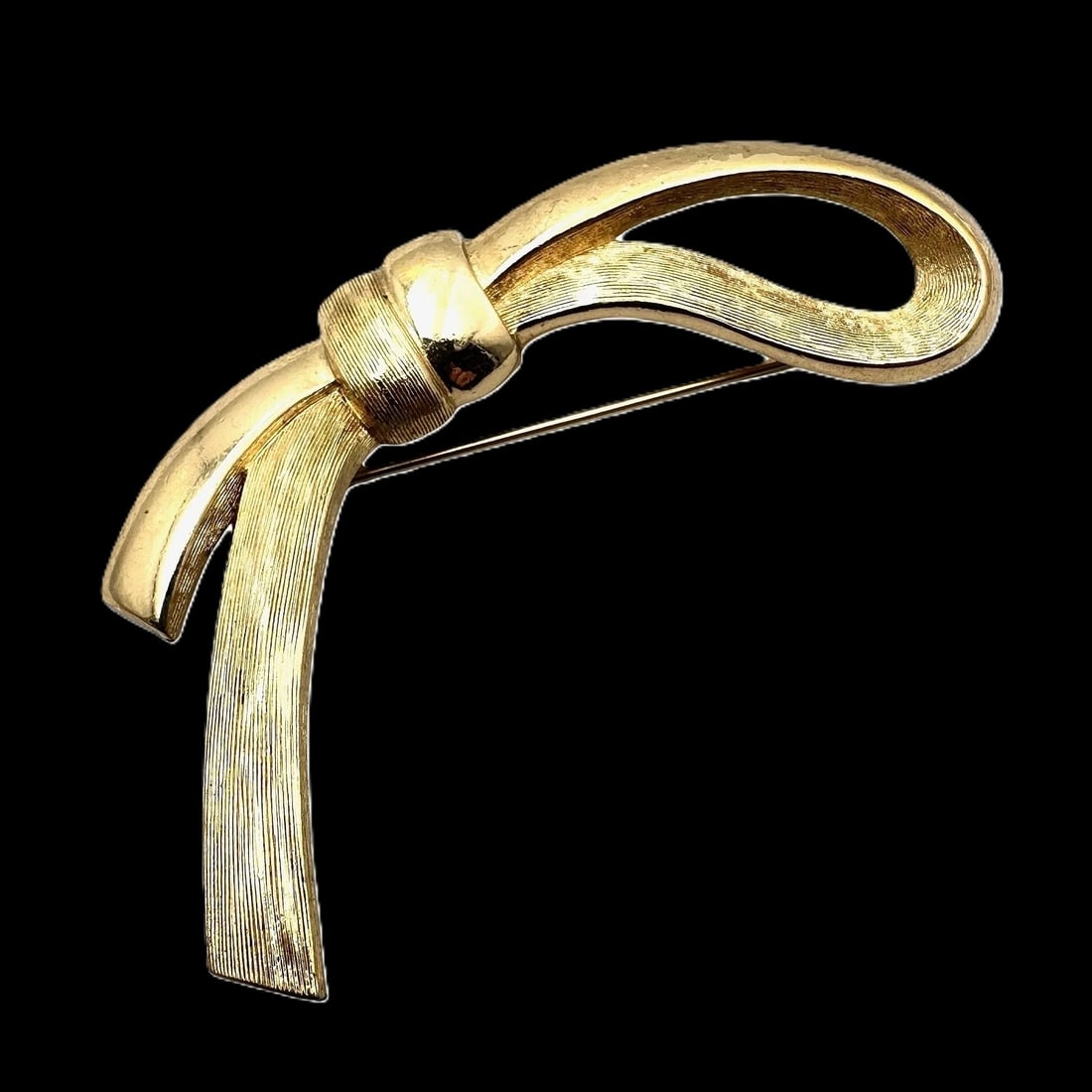 MSRP $995 Christian Dior Vintage Gold-Tone Bow Brooch Pin 3" (Unauthenticated): PLEASE READ: This item has not been authenticated by Atomic Pear. Please ask absolutely any questions or request additional photographs before you bid. Thank you! Love, Atomic Pear Beautiful vintage C