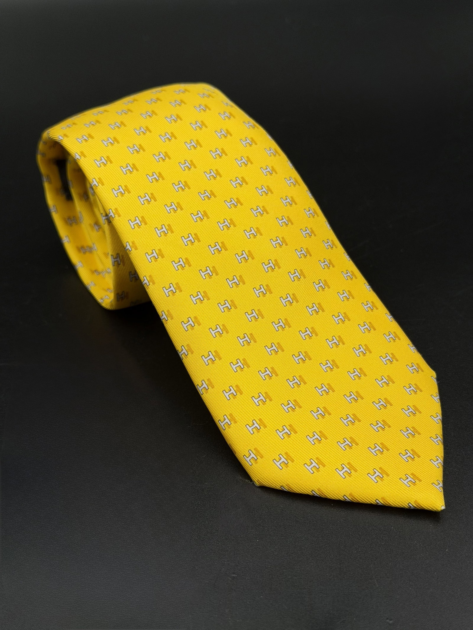 MSRP $395 HERMÈS Paris Yellow H Logo 100% Silk Necktie Made in France 6269 EA (Unau (1 of 11)