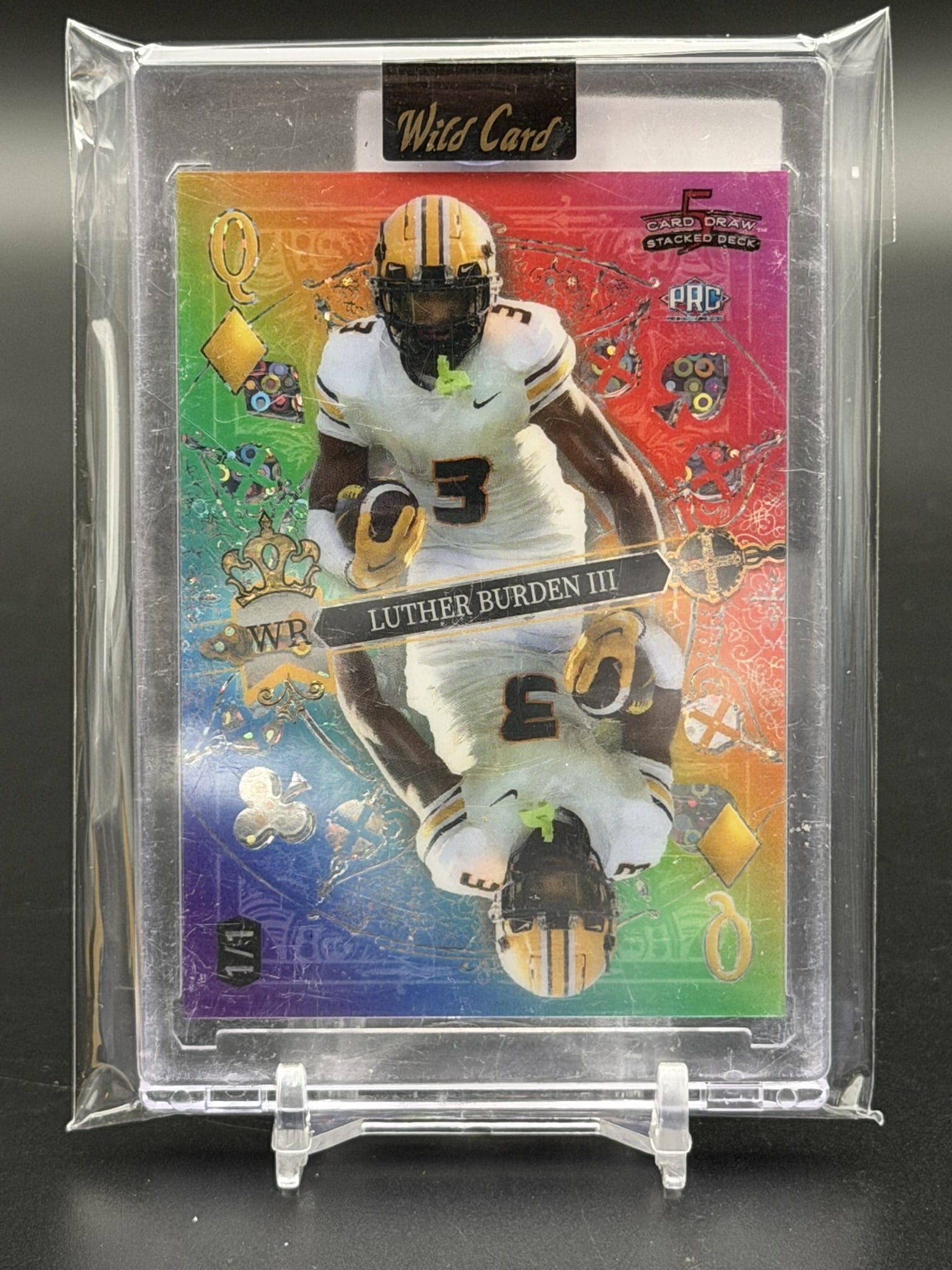 2024 Wild Card 5 Card Draw Stacked Deck Luther Burden III Queen 1/1 Rookie: Rare 2024 Wild Card 5 Card Draw Stacked Deck Queen featuring standout wide receiver Luther Burden III. This premium rookie-era insert carries an exceptional 1/1 designation, making it a true one-of-on