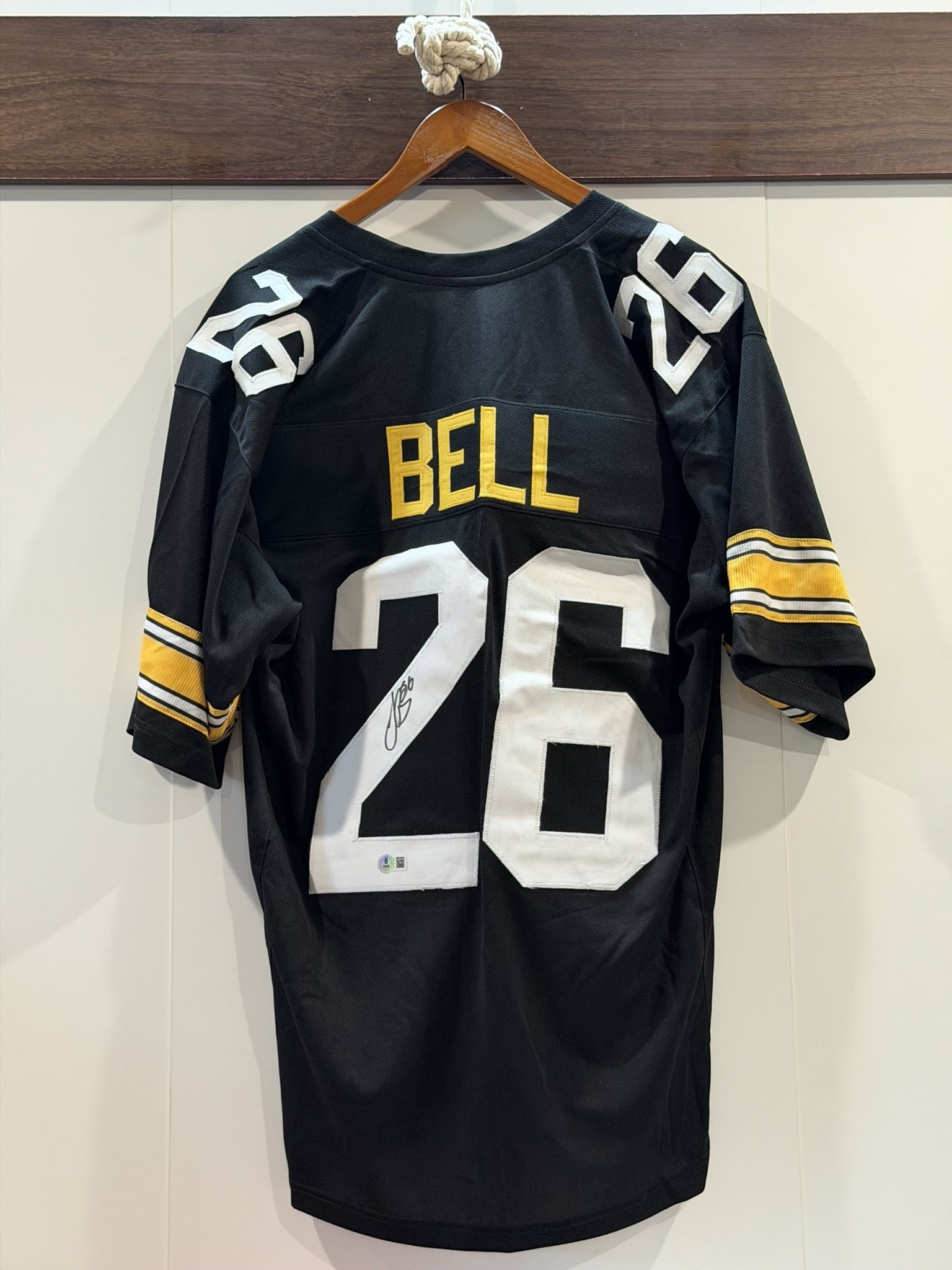 Le'Veon Bell Signed Steelers #26 NFL Jersey Beckett COA Sz XL NWOT: Pittsburgh Steelers football jersey personally signed by Le'Veon Bell in black marker across the reverse number "26." The jersey features Bell nameplate, player number 26, Steelers team colors, and si