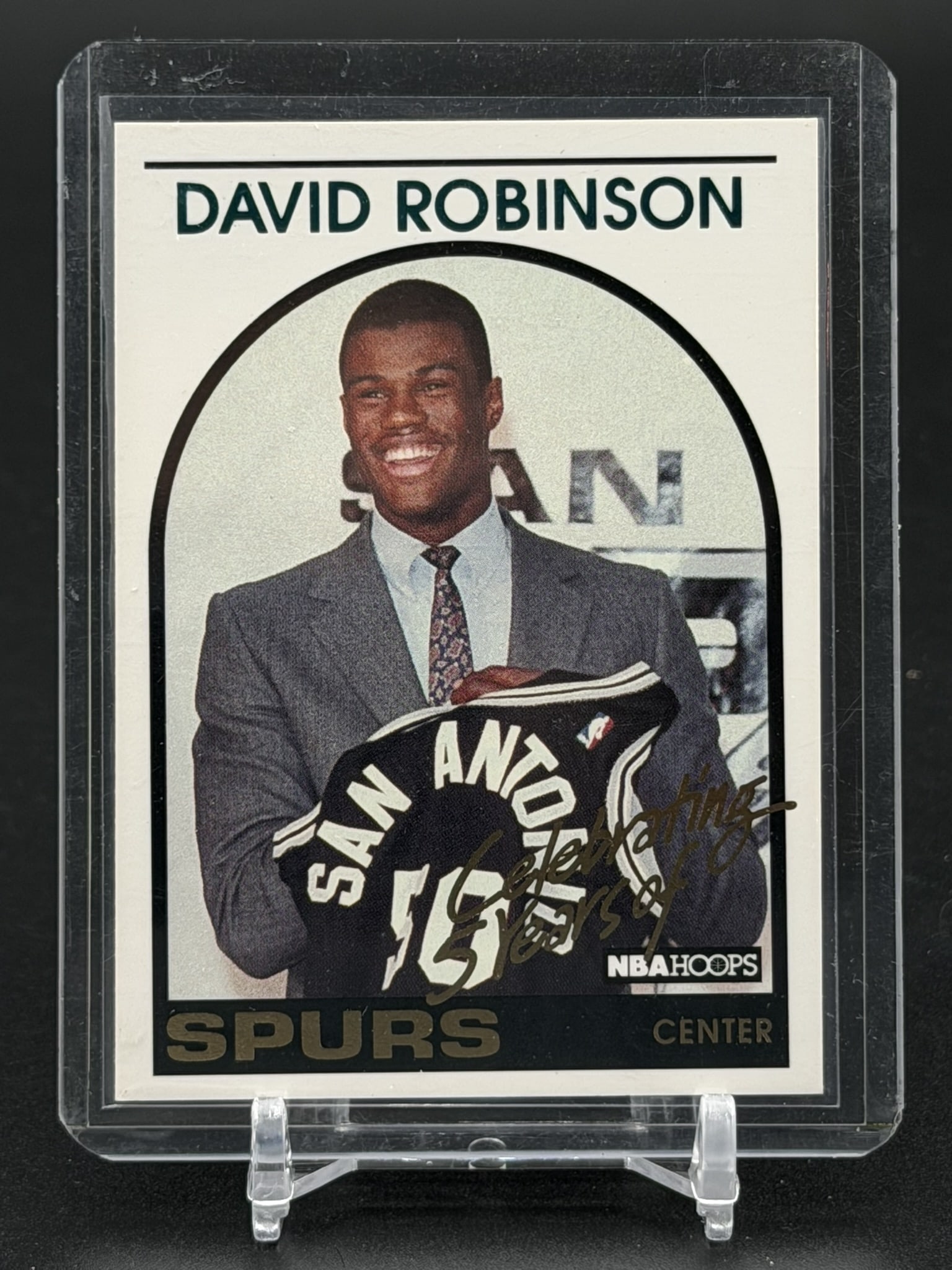 1994 SkyBox NBA Hoops David Robinson DR1 Rookie Of The Year Insert San Antonio Spurs Center: Vintage 1994 SkyBox NBA Hoops David Robinson card #DR1, featuring the San Antonio Spurs Hall of Fame center. The front of this card displays a photograph of Robinson smiling in a suit and tie while ho