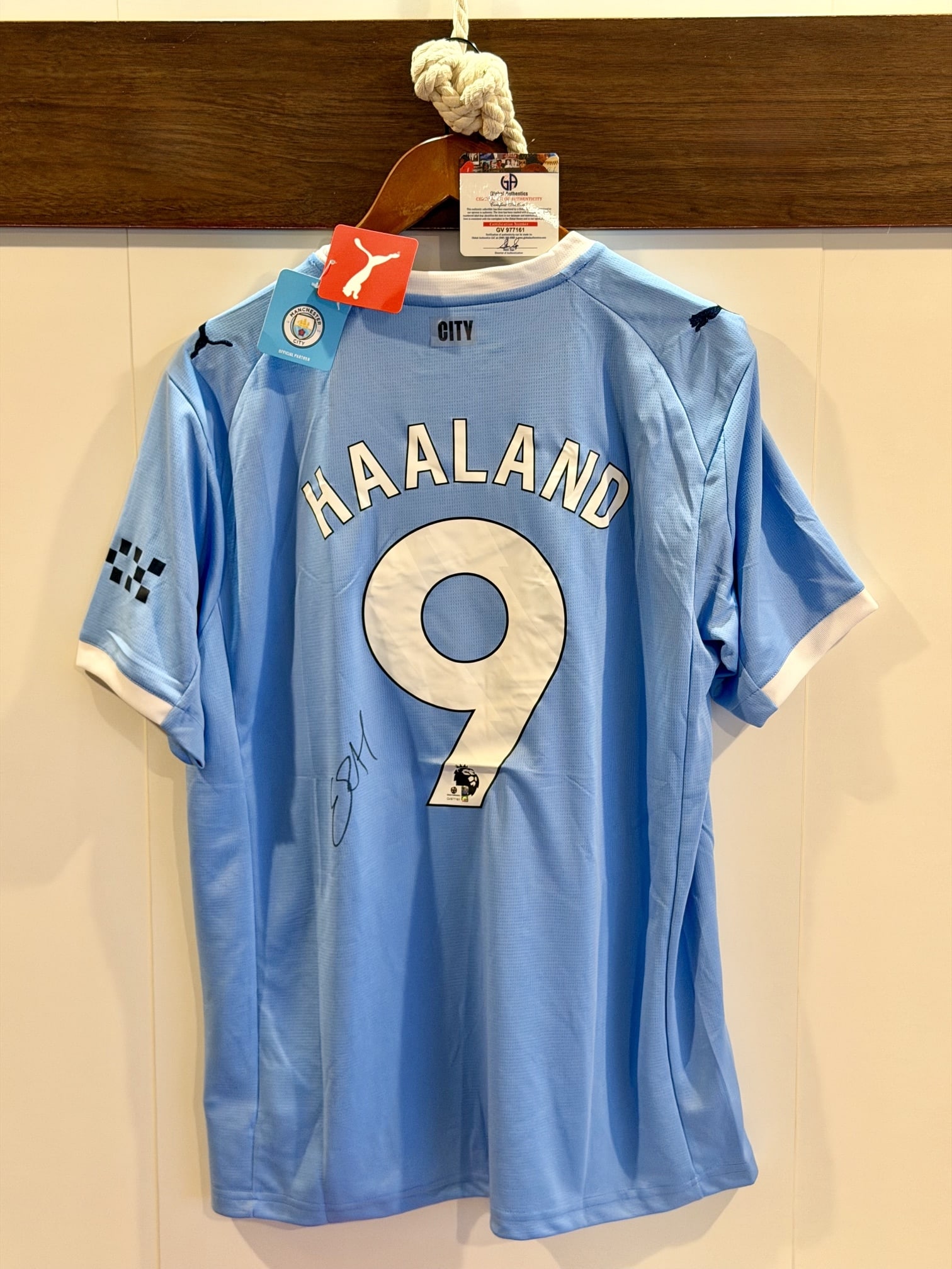 Erling Haaland Signed Manchester City Puma Home Jersey Size XL Global Authentics COA: Officially hand-signed Erling Haaland Manchester City FC Puma home jersey, size XL, accompanied by a Certificate of Authenticity. This authentic sky blue garment features the genuine signature of the 