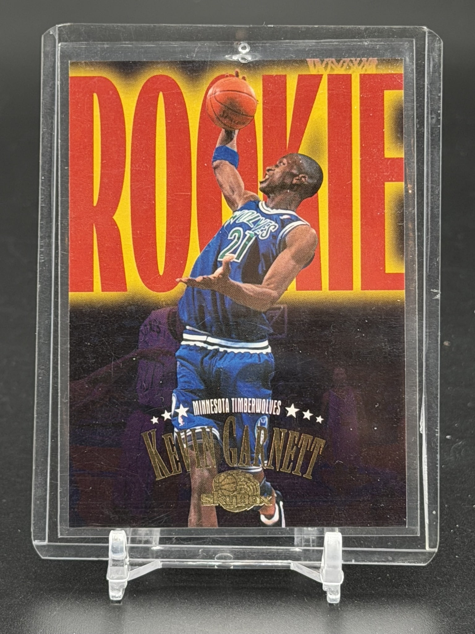 1995-96 SkyBox Kevin Garnett Rookie Roadmap Insert Card #233 Minnesota Timberwolves Basketball: 1995-96 SkyBox Kevin Garnett "Rookie Roadmap" insert card #233, featuring the Minnesota Timberwolves Hall of Fame forward. The front of this rookie-year card showcases a bold action photograph of Garn