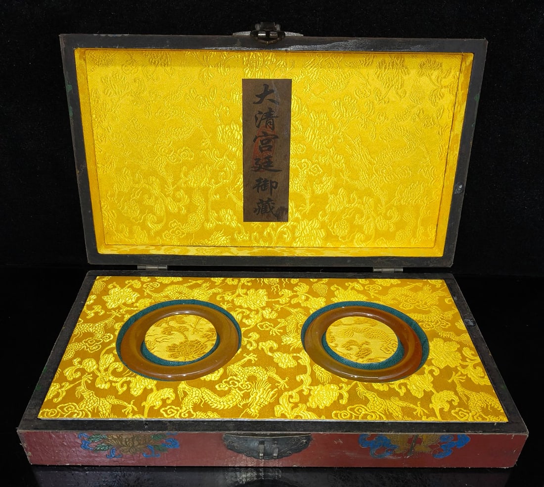 Two high-quality jadeite bracelets were found inside a lacquerware box from the Qing Dynasty (1 of 7)