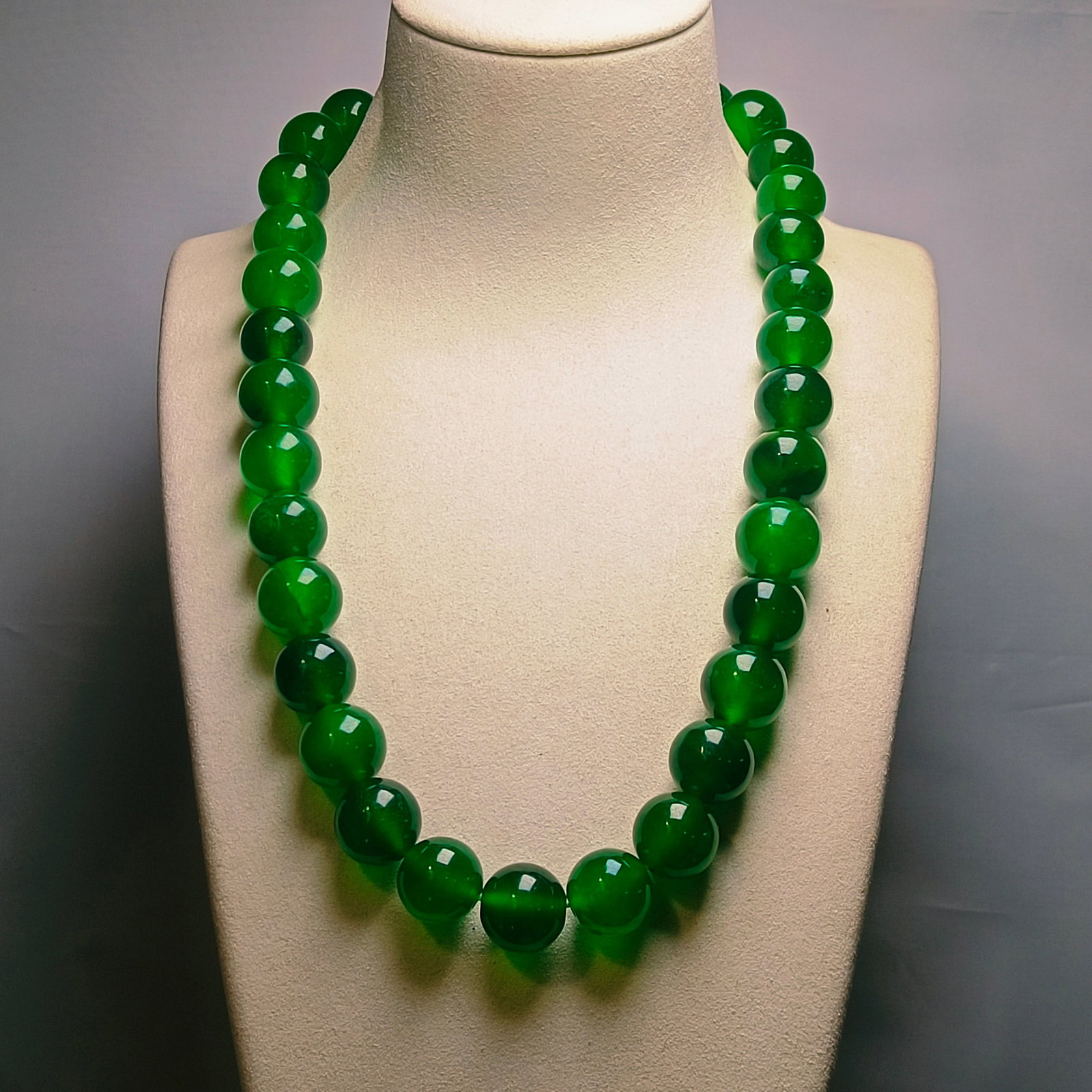 Dragon Stone Imperial Green Jadeite Necklace: Dragon Stone Imperial Green Jadeite Necklace Provenance:Private collection, Vienna, Austria. Our cooperative logistics services provider expertly handles both domestic and global shipping arrangements