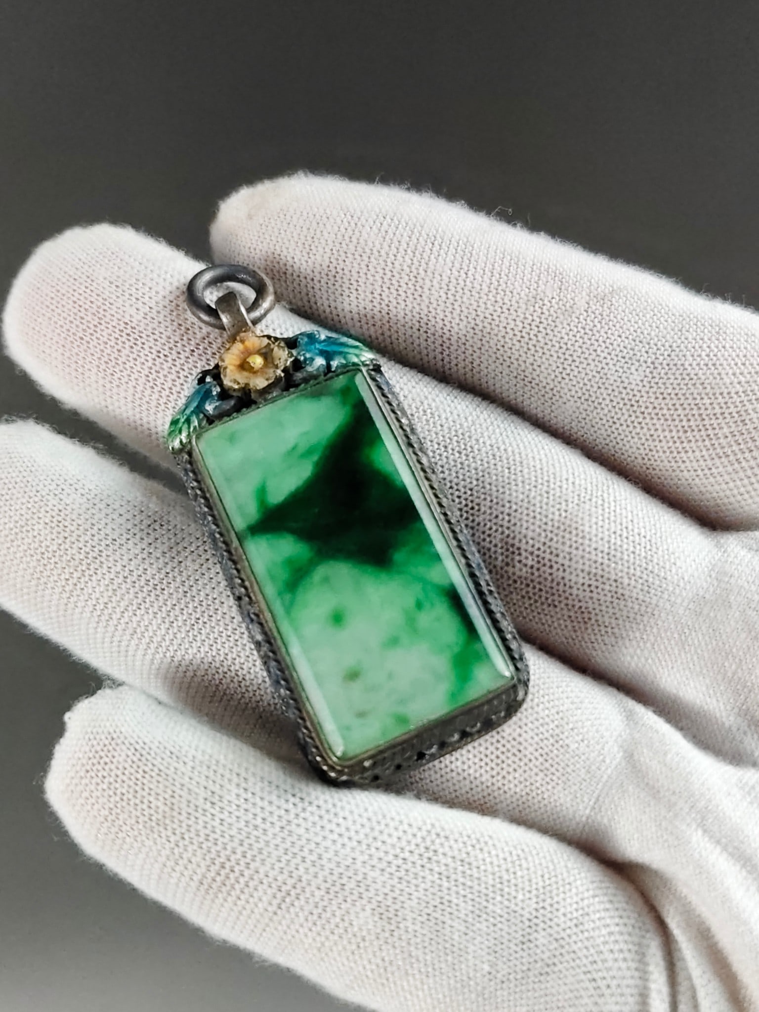 Senchang sterling silver cloisonne enamel inlaid with jade pendant: A fine example of a sterling silver cloisonne enamel and jade inlaid pendant from the Senchang ship. (See attached image) Provenance:Private collection, Lisbon, Portugal. Our cooperative logistics ser