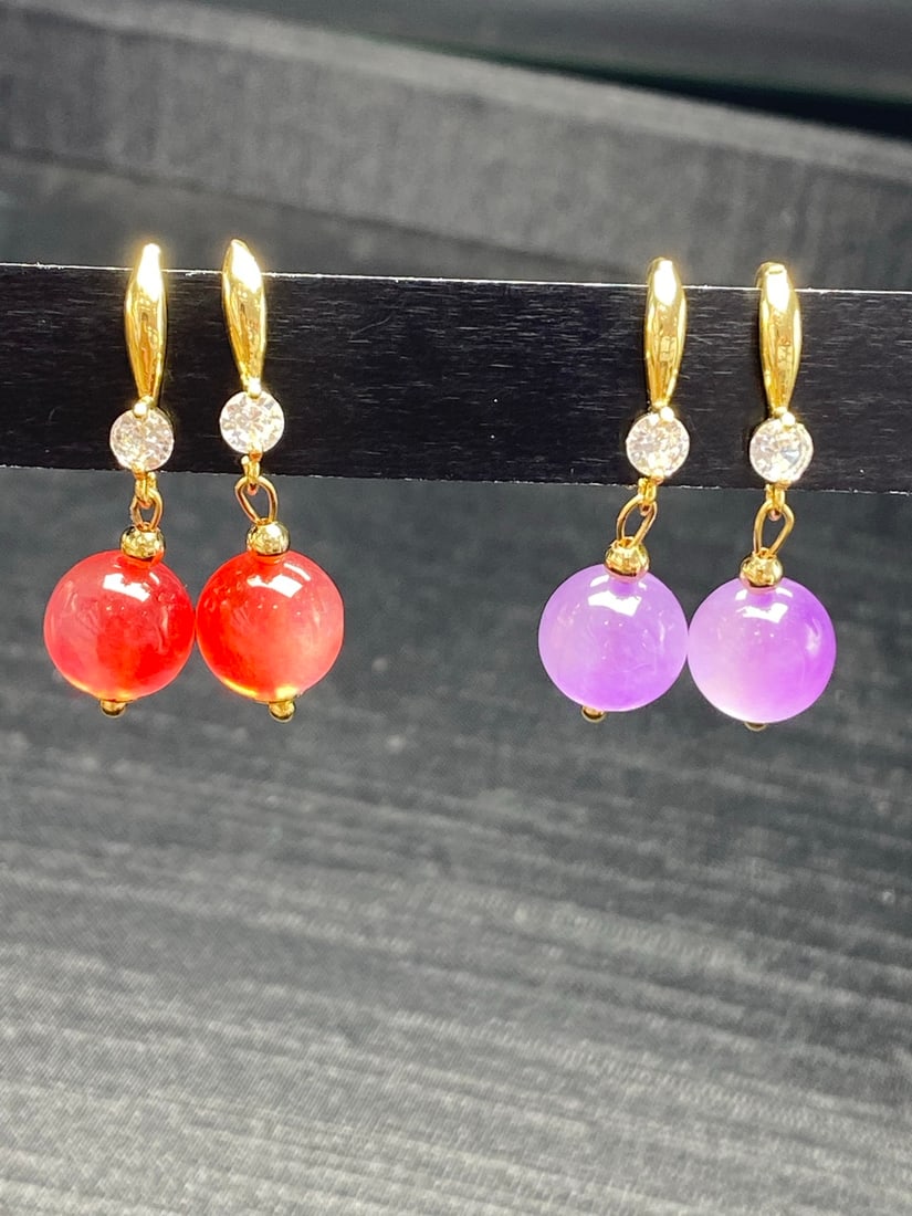 High-quality jadeite earrings set with red jadeite and violet.: High-quality jadeite earrings set with red and violet emeralds; the gemstones are lustrous and translucent, exquisitely three-dimensional, and flawlessly flawless. Provenance:Private collection, Amste